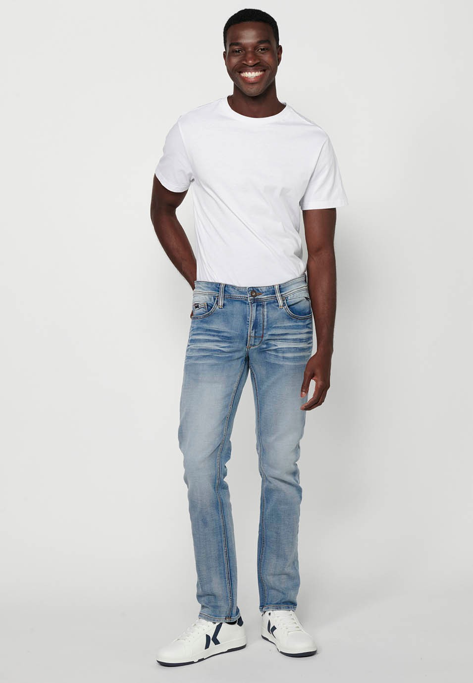 Slim fit long denim pants with front zipper closure and light blue button for Men