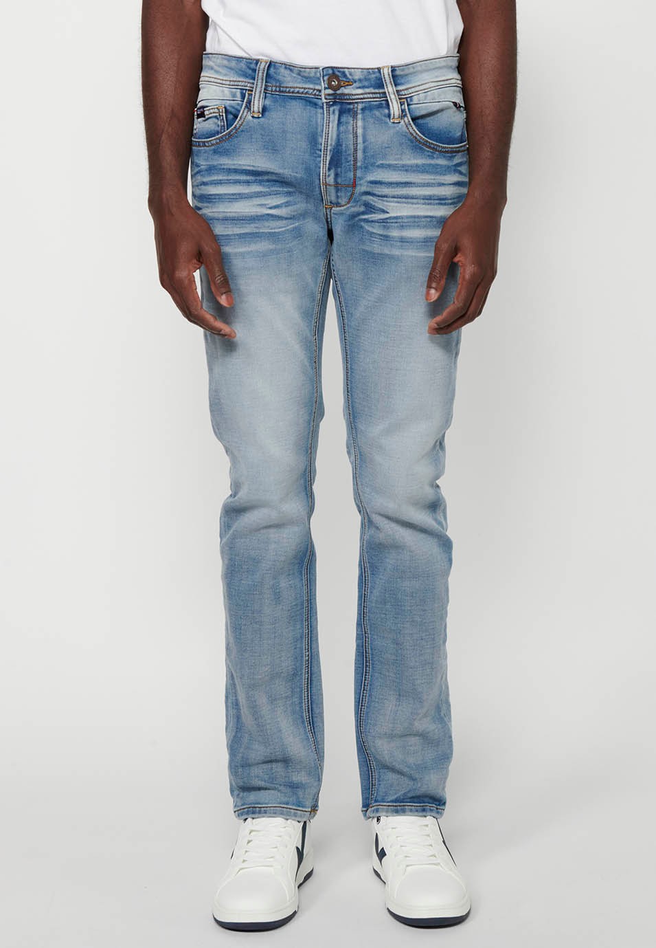 Slim fit long denim pants with front zipper closure and light blue button for Men 2