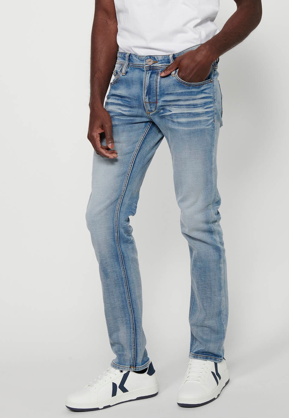 Slim fit long denim pants with front zipper closure and light blue button for Men 4