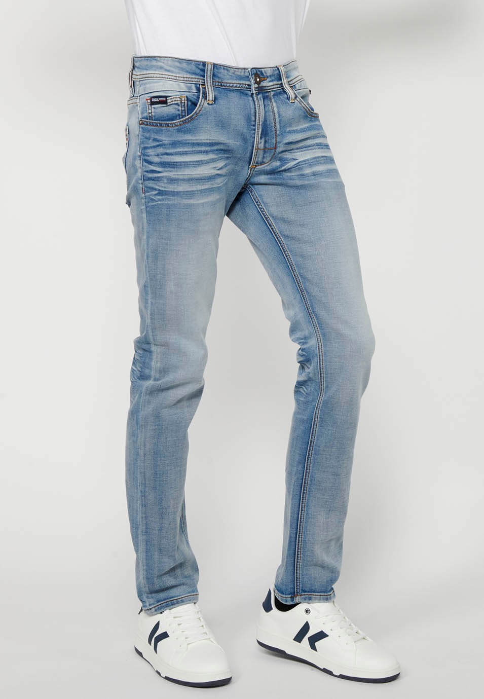 Slim fit long denim pants with front zipper closure and light blue button for Men 3