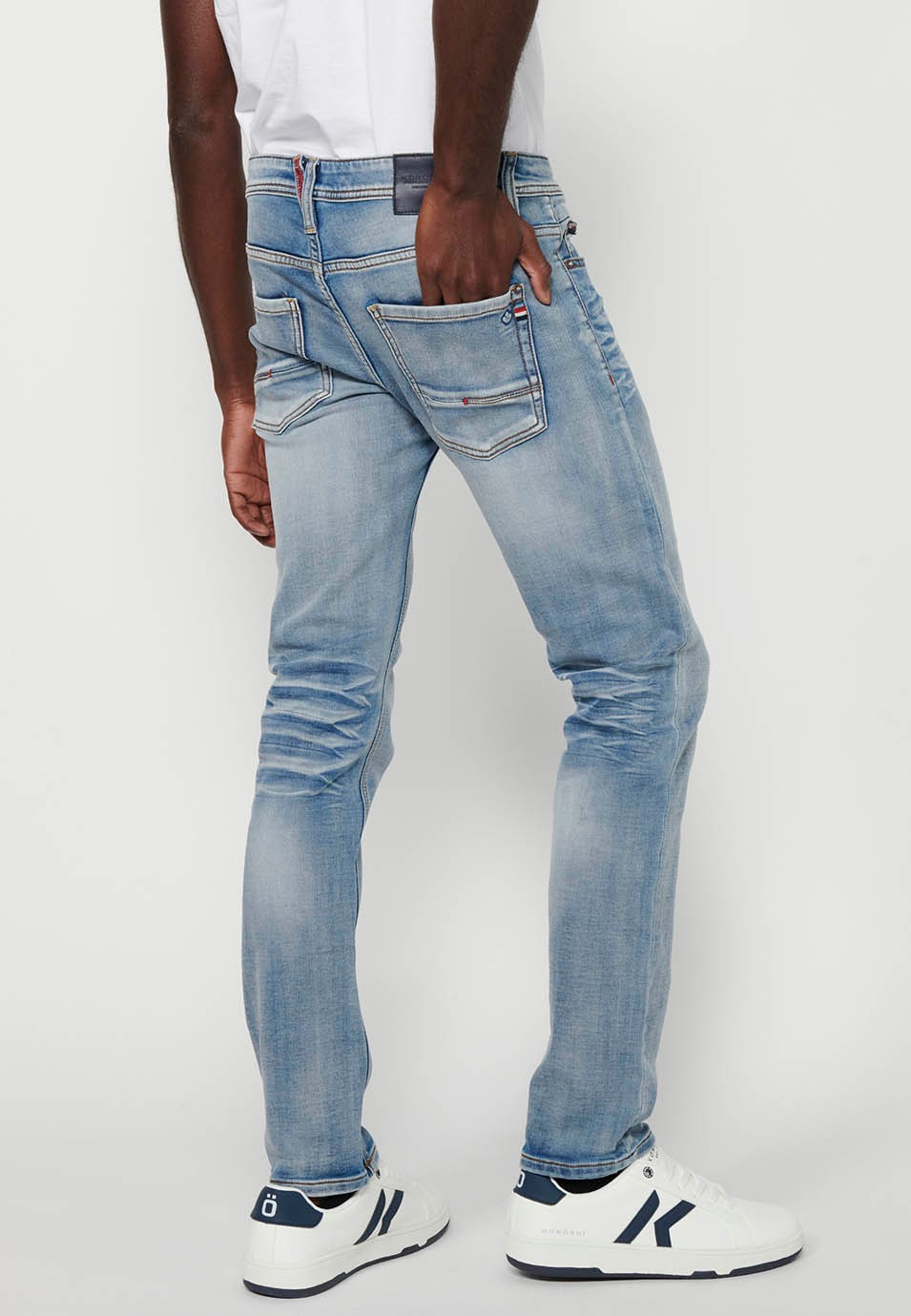 Slim fit long denim pants with front zipper closure and light blue button for Men 1