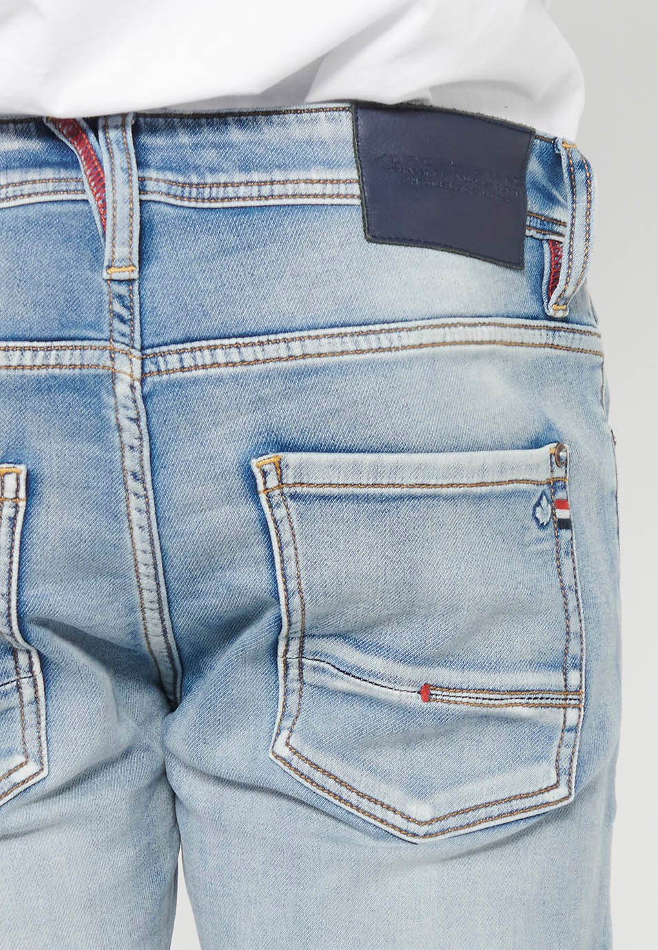 Slim fit long denim pants with front zipper closure and light blue button for Men 7