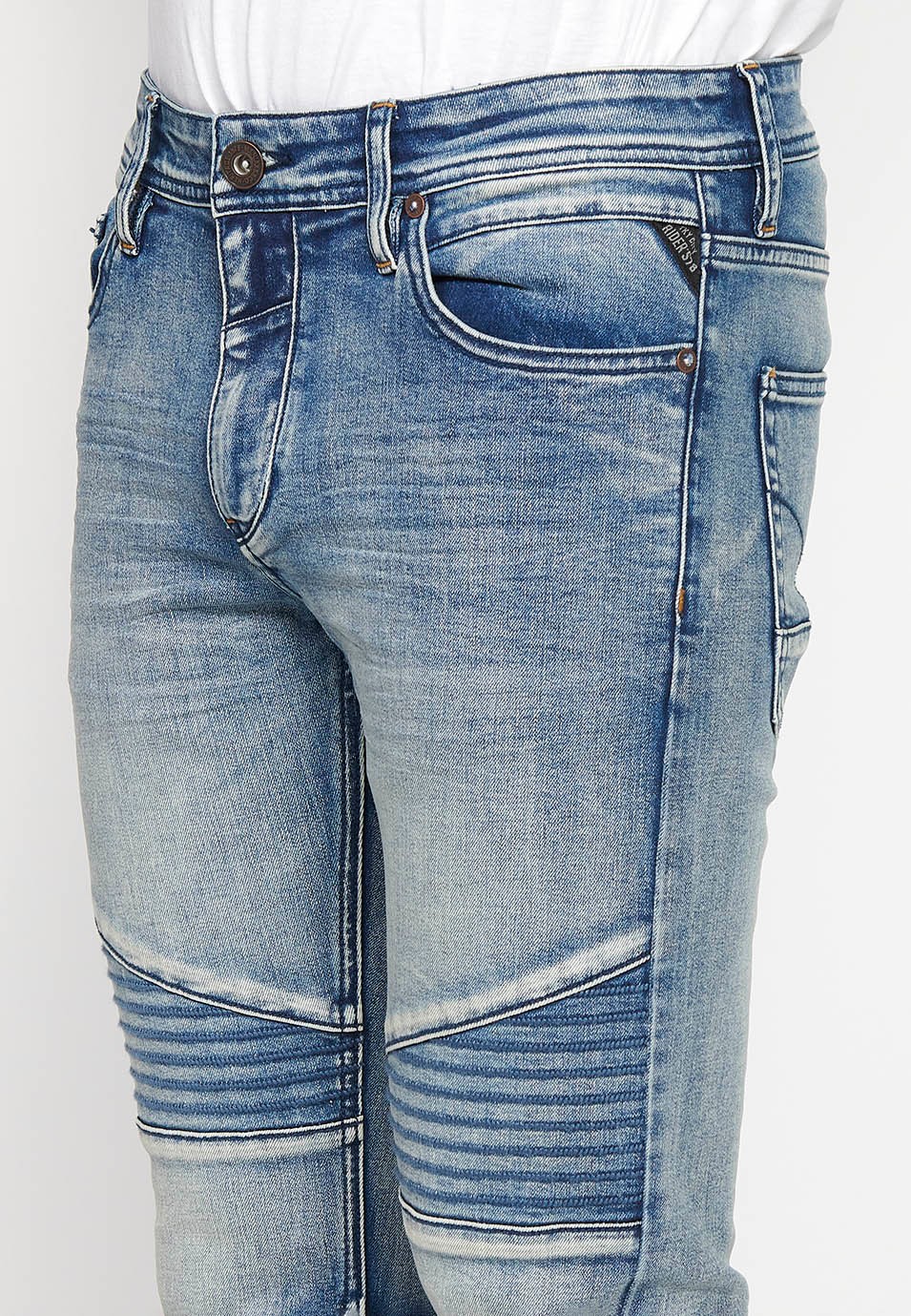 Lange, schmal geschnittene Biker-Jeans mit Reißverschluss und Knopfverschluss vorne und Schnittdetails an den Knien in Blau für Herren 8