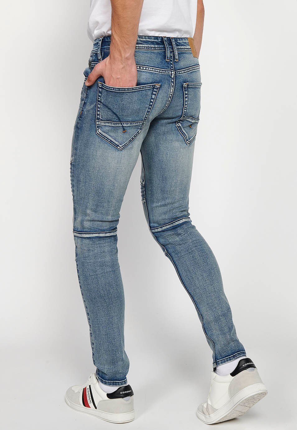 Lange, schmal geschnittene Biker-Jeans mit Reißverschluss und Knopfverschluss vorne und Schnittdetails an den Knien in Blau für Herren 9