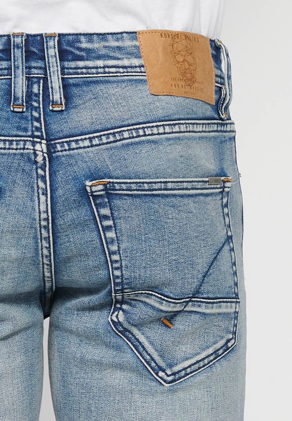 Lange, schmal geschnittene Biker-Jeans mit Reißverschluss und Knopfverschluss vorne und Schnittdetails an den Knien in Blau für Herren 3