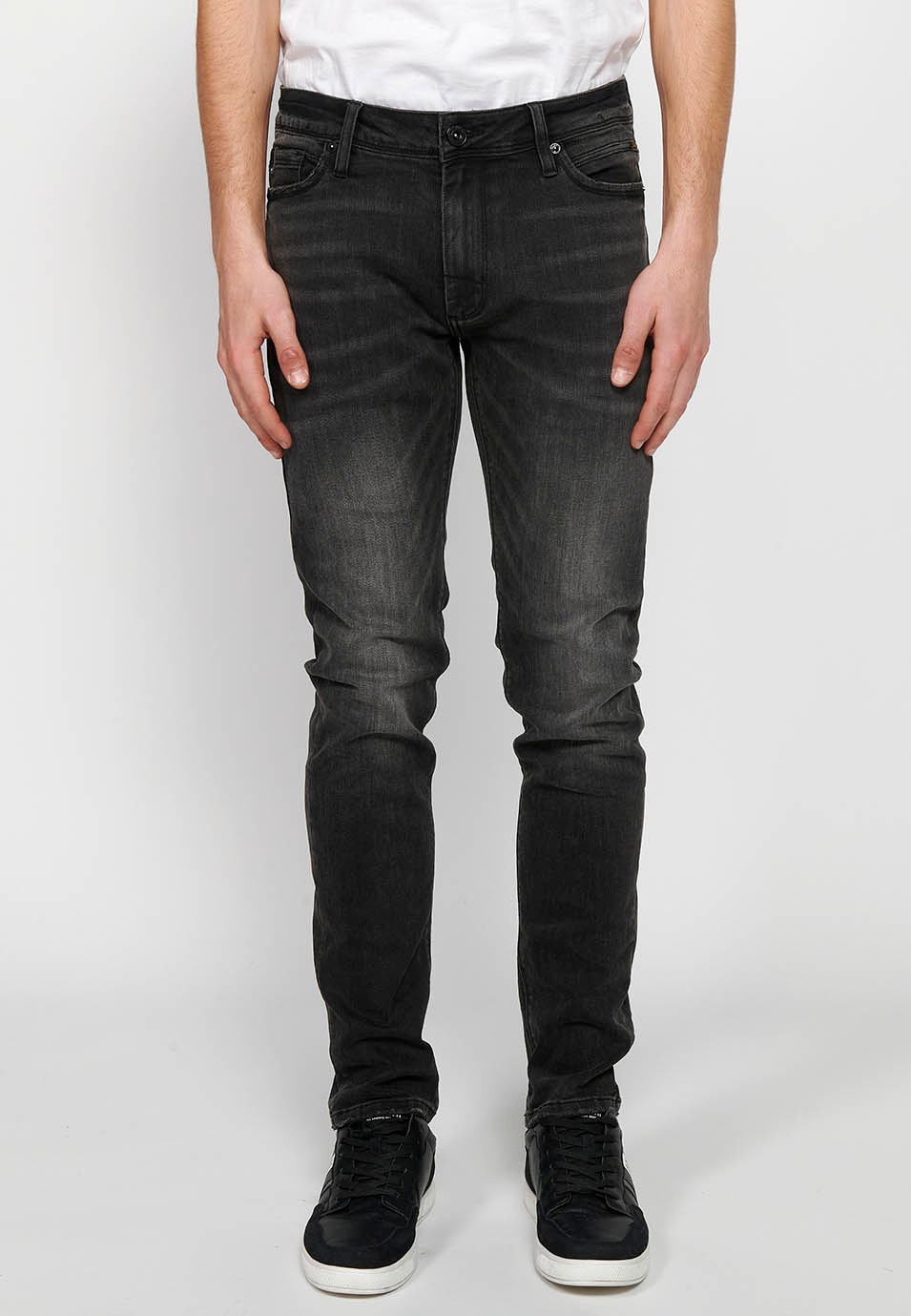 Lange, gerade Jeans mit normaler Passform, Reißverschluss und Knopfverschluss vorne aus schwarzem Denim für Herren 4