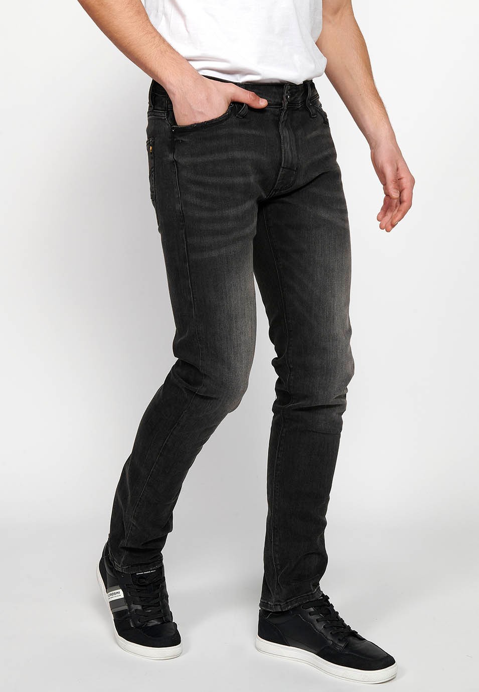Lange, gerade Jeans mit normaler Passform, Reißverschluss und Knopfverschluss vorne aus schwarzem Denim für Herren 1