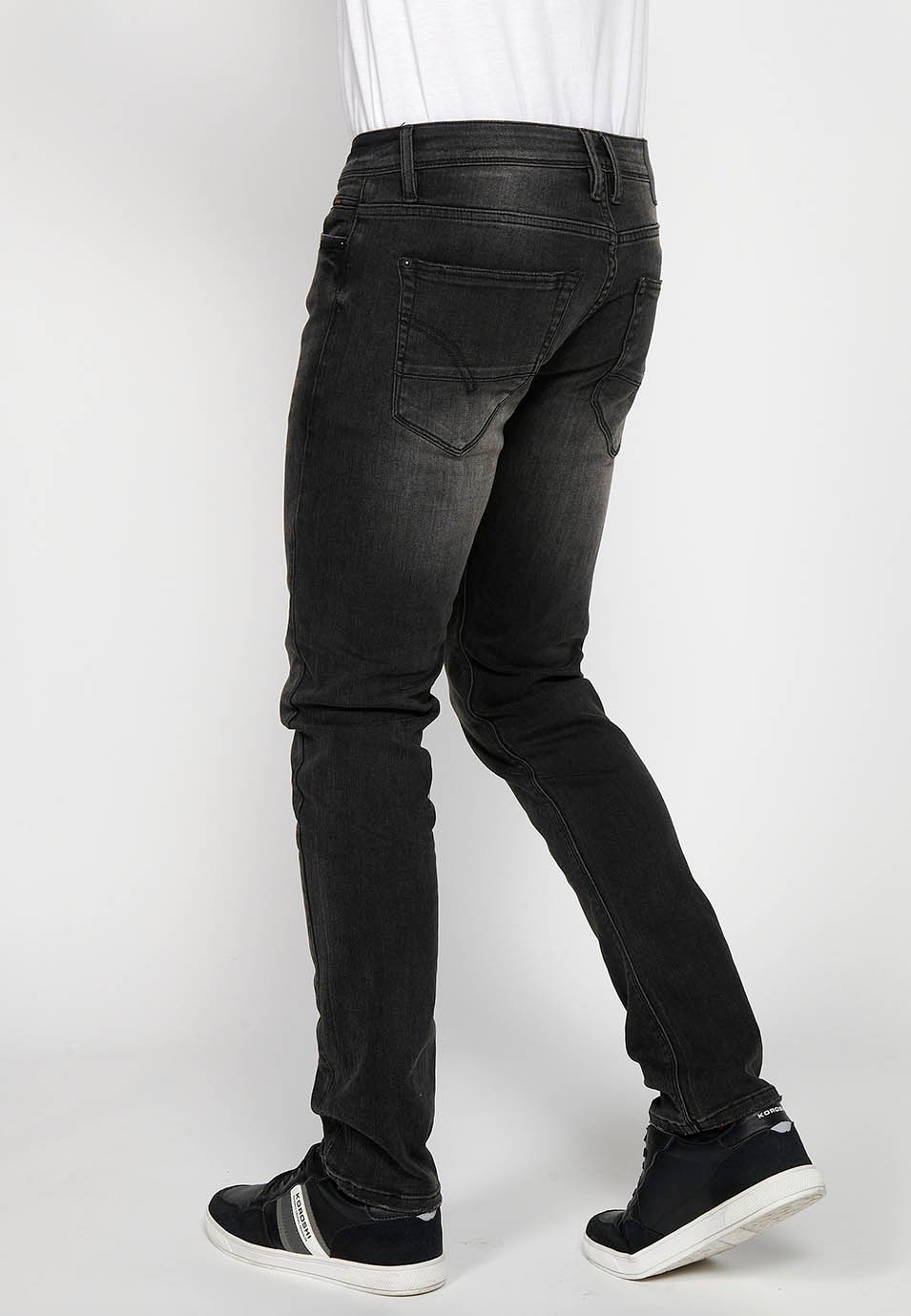 Lange, gerade Jeans mit normaler Passform, Reißverschluss und Knopfverschluss vorne aus schwarzem Denim für Herren 9
