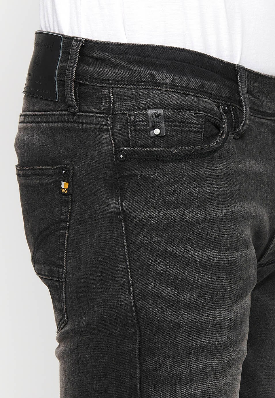 Lange, gerade Jeans mit normaler Passform, Reißverschluss und Knopfverschluss vorne aus schwarzem Denim für Herren 5