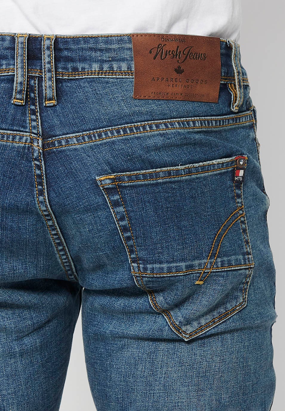 Pantalon long droit en denim coupe classique avec fermeture éclair et bouton sur le devant et cinq poches, une poche bleue pour homme 5