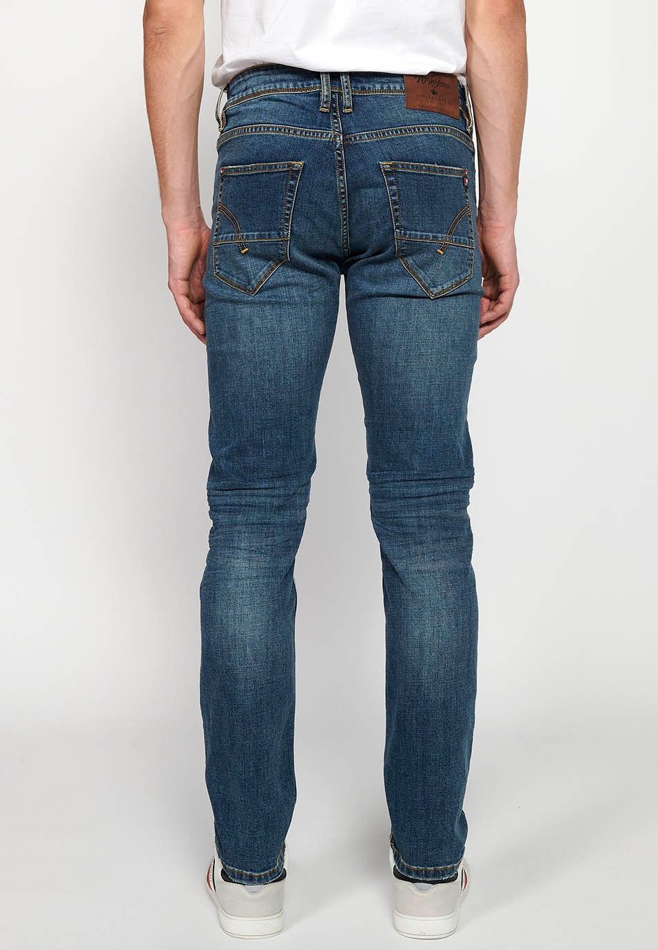 Pantalon long droit en denim coupe classique avec fermeture éclair et bouton sur le devant et cinq poches, une poche bleue pour homme 4