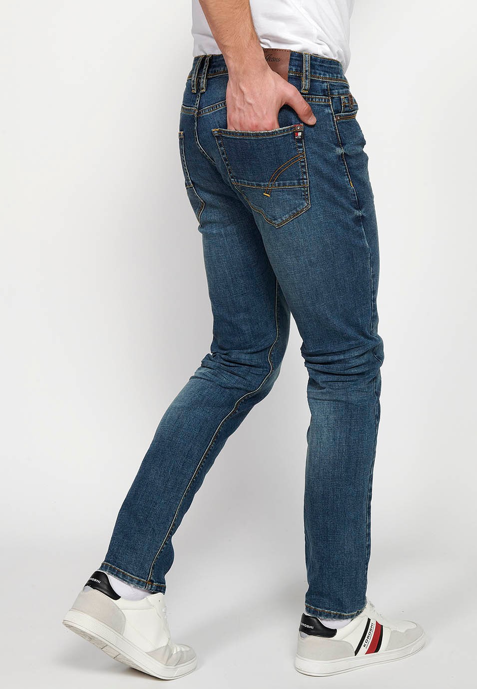 Pantalon long droit en denim coupe classique avec fermeture éclair et bouton sur le devant et cinq poches, une poche bleue pour homme 7