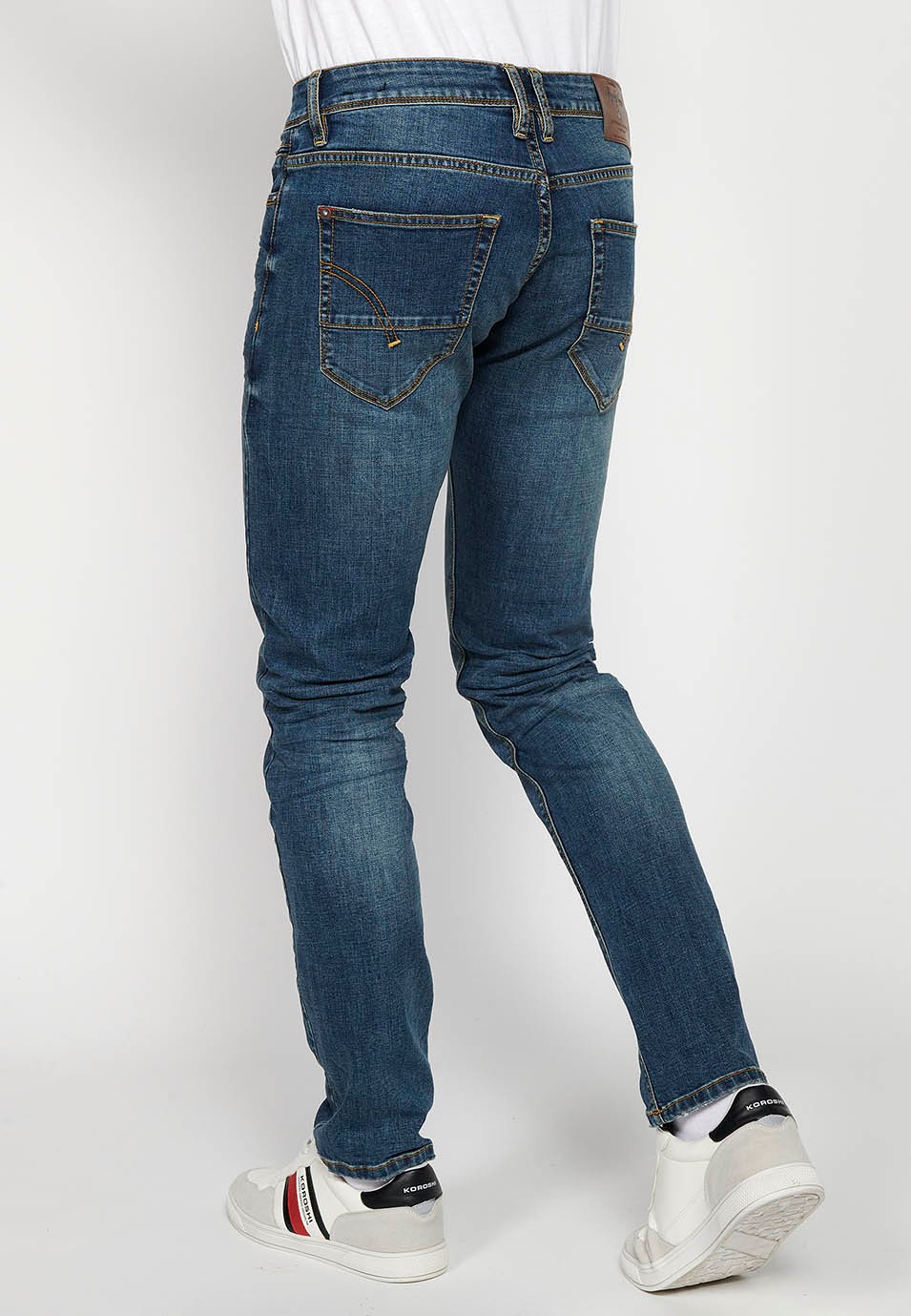 Pantalons llargs denim straigth regular fit amb Tancament davanter amb cremallera i botó i Cinc butxaques, un ceriller de Color Blau per a Home 6