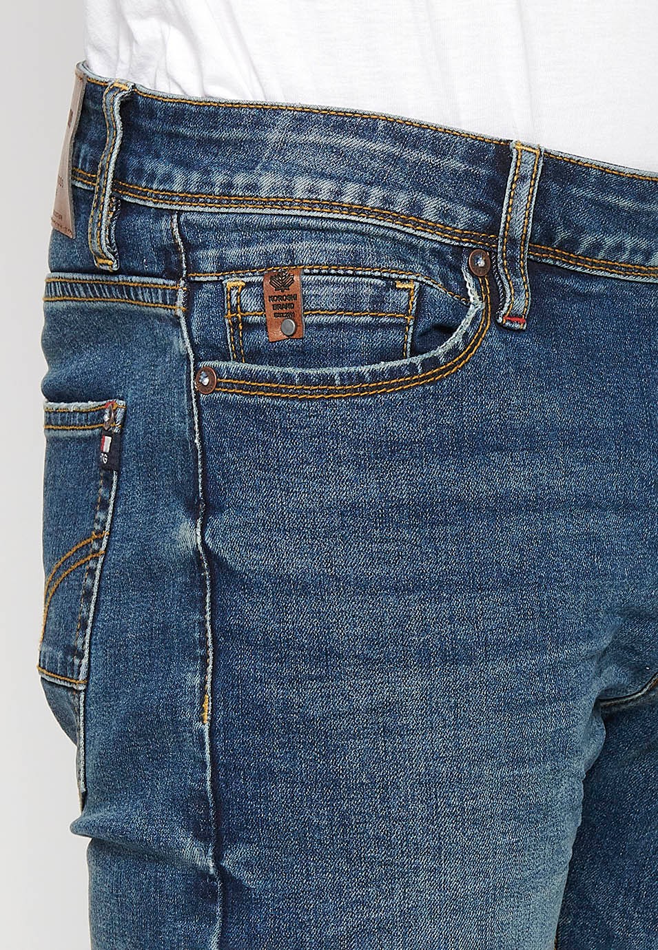 Pantalon long droit en denim coupe classique avec fermeture éclair et bouton sur le devant et cinq poches, une poche bleue pour homme 9