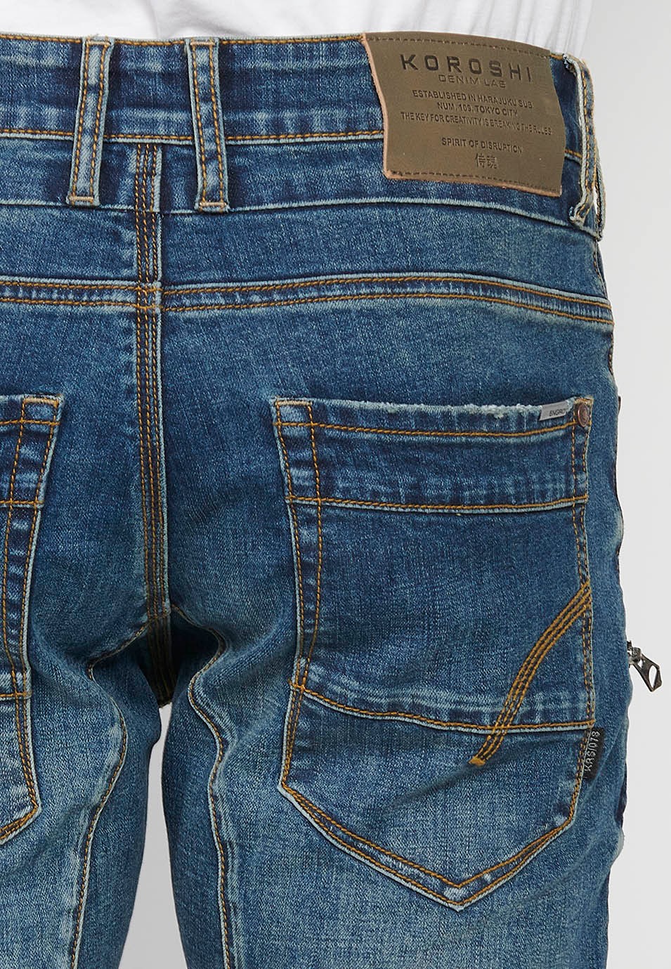 Pantalons denim càrrec workwear regular fit amb Tancament davanter amb cremallera i botó amb Butxaques laterals amb solapa de Color Blau per a Home