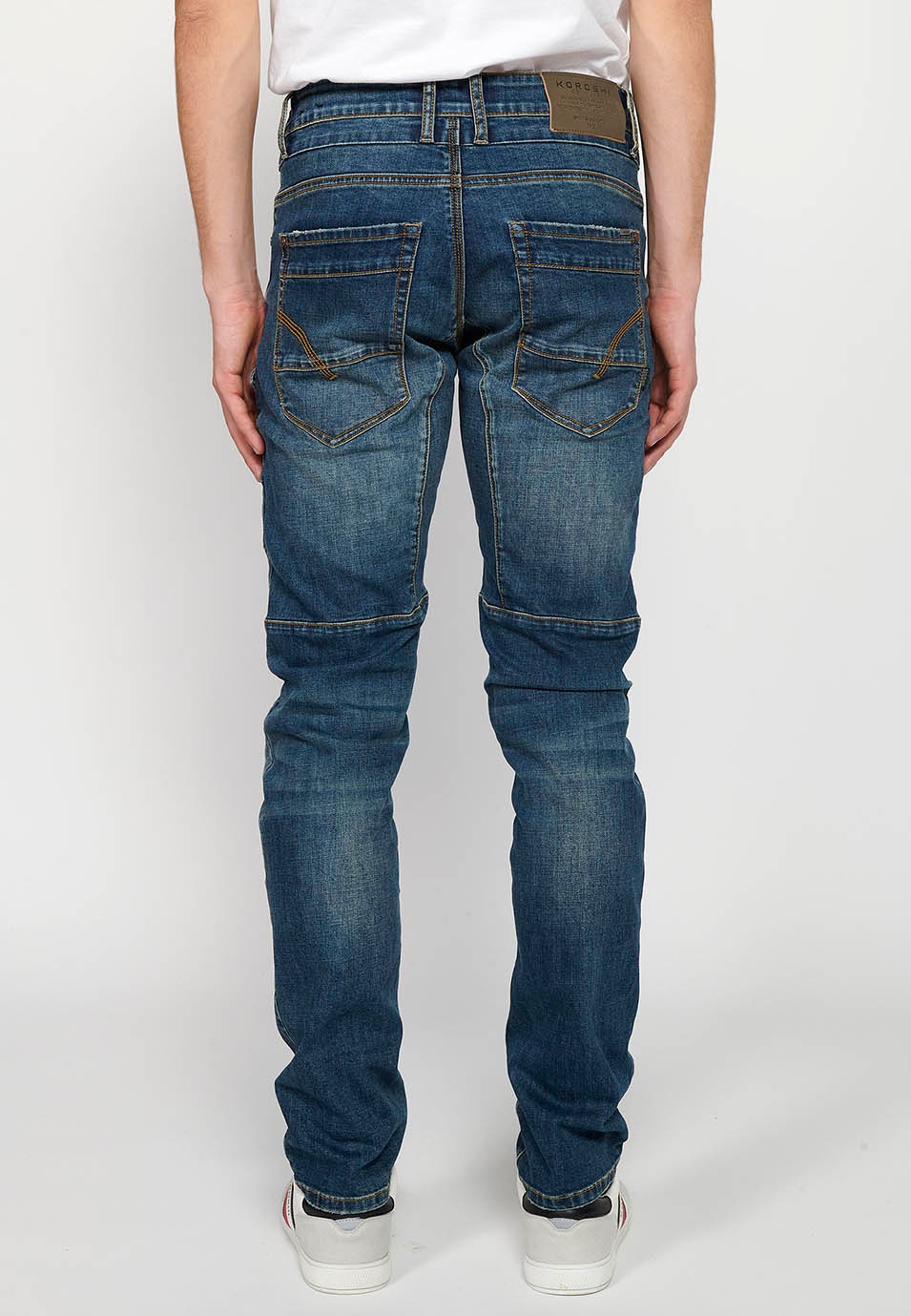 Normal geschnittene Workwear-Cargo-Jeanshose mit Reißverschluss und Knopfverschluss vorne sowie Seitentaschen mit Klappe in Blau für Herren