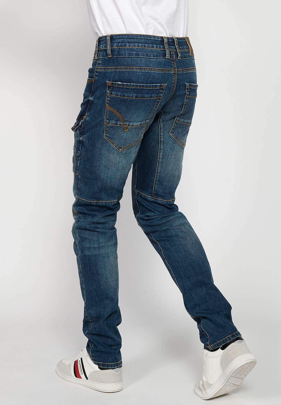 Pantalon cargo en denim coupe classique avec fermeture éclair sur le devant et fermeture boutonnée avec poches latérales à rabat en Bleu pour homme
