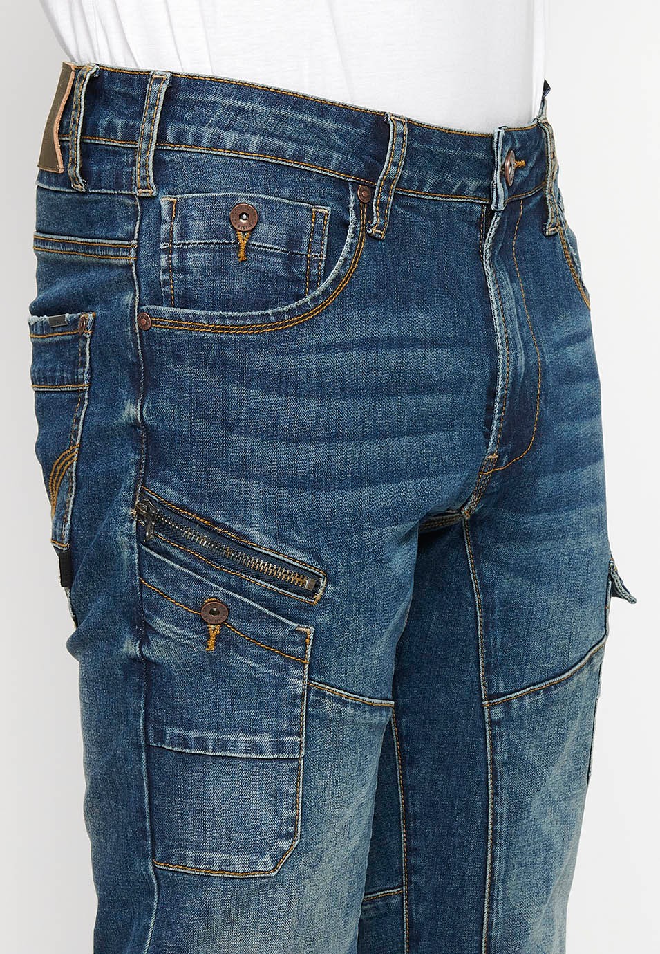 Normal geschnittene Workwear-Cargo-Jeanshose mit Reißverschluss und Knopfverschluss vorne sowie Seitentaschen mit Klappe in Blau für Herren