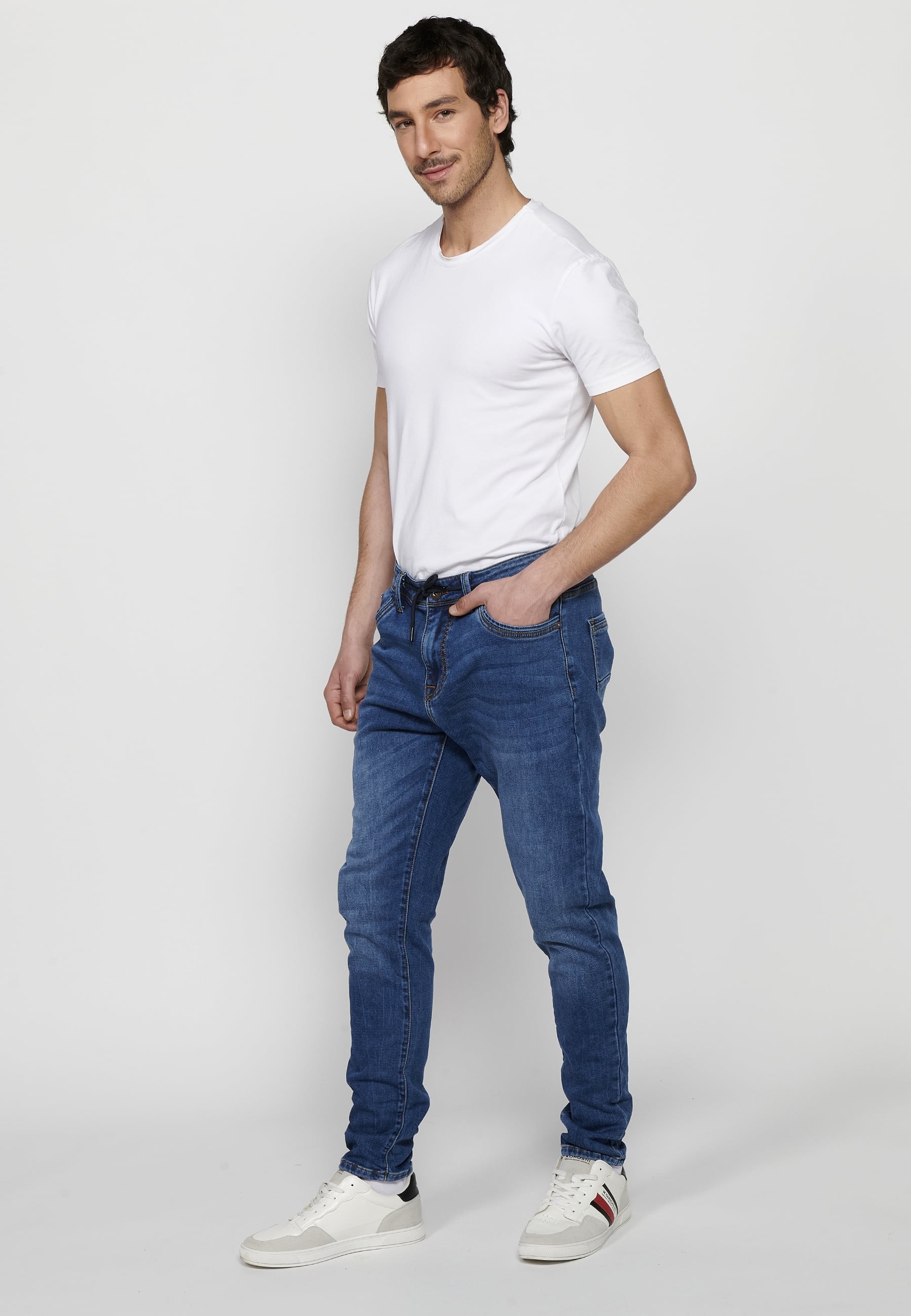 Lange Slim-Fit-Jeans mit niedrigem Bund und Frontverschluss mit Reißverschluss und Knopf in Blau für Herren
