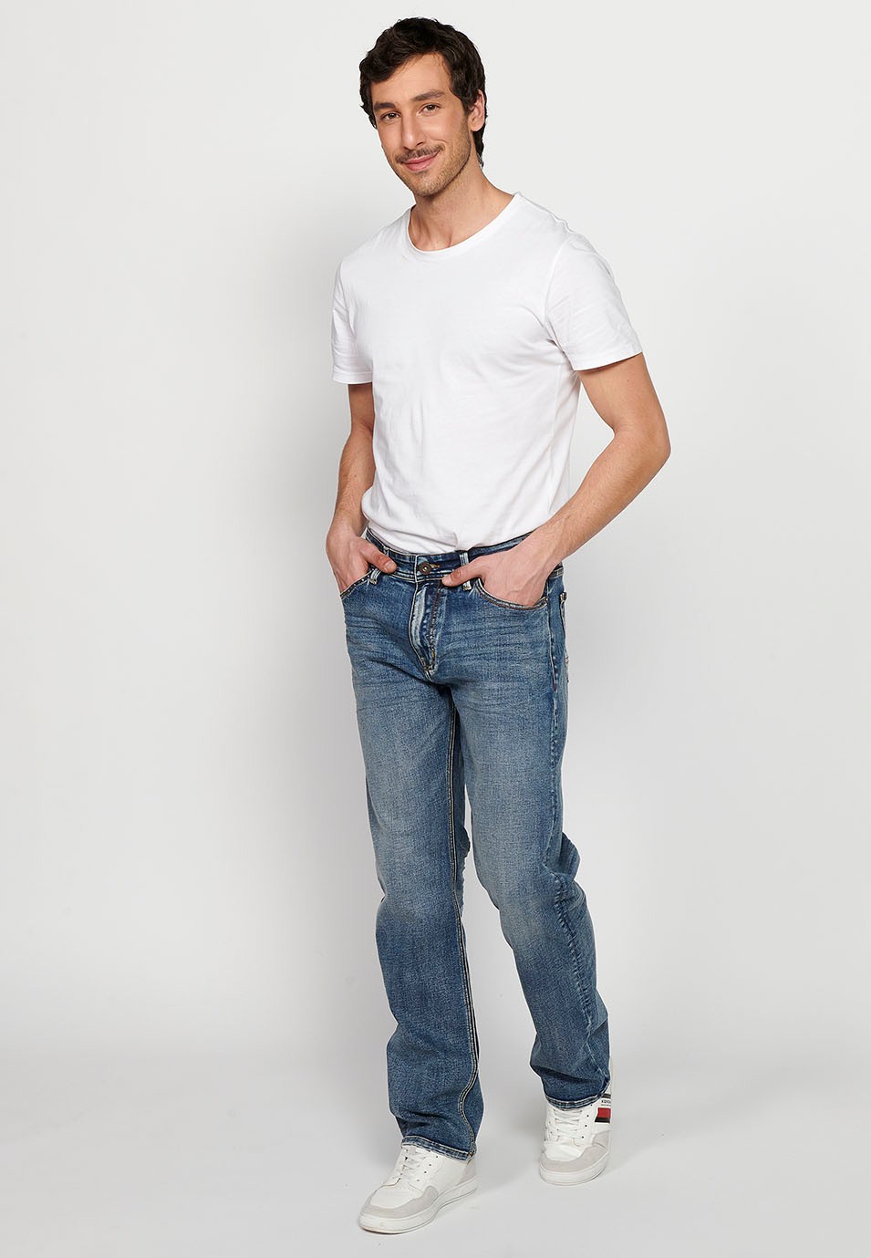 Jean chino long coupe confort avec fermeture sur le devant avec fermeture éclair et bouton en Bleu pour Homme