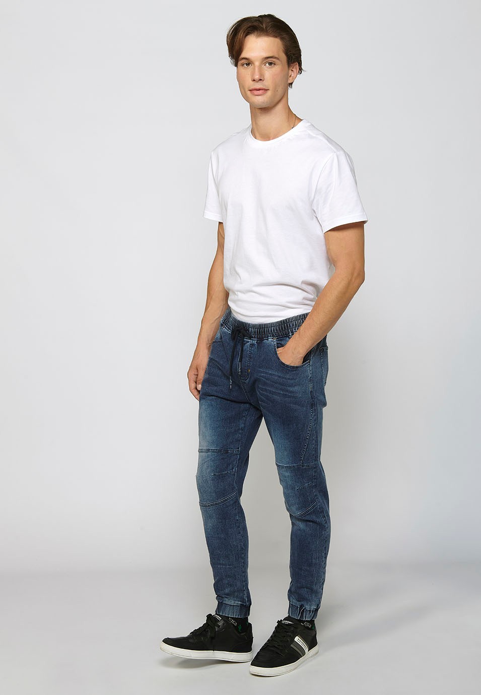 Pantalon de jogging long slim ajusté aux chevilles avec taille réglable par élastique et cordon de serrage en Bleu pour Homme