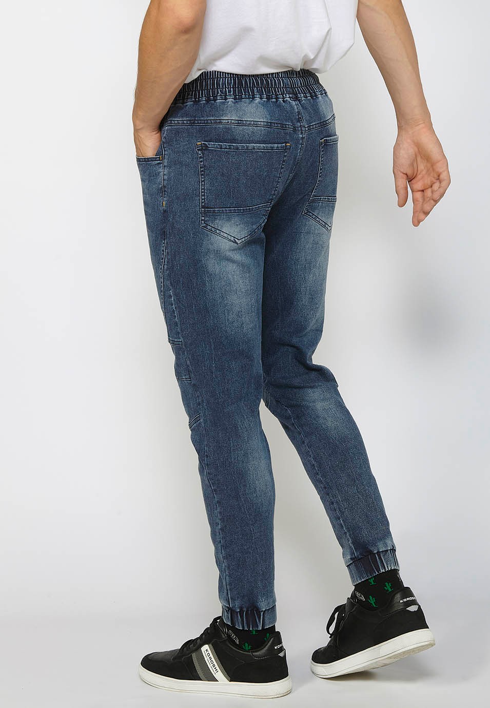Pantalón largo jogger slim ajustado en tobillos con cintura ajustable con goma y cordón color Azul para Hombre 5