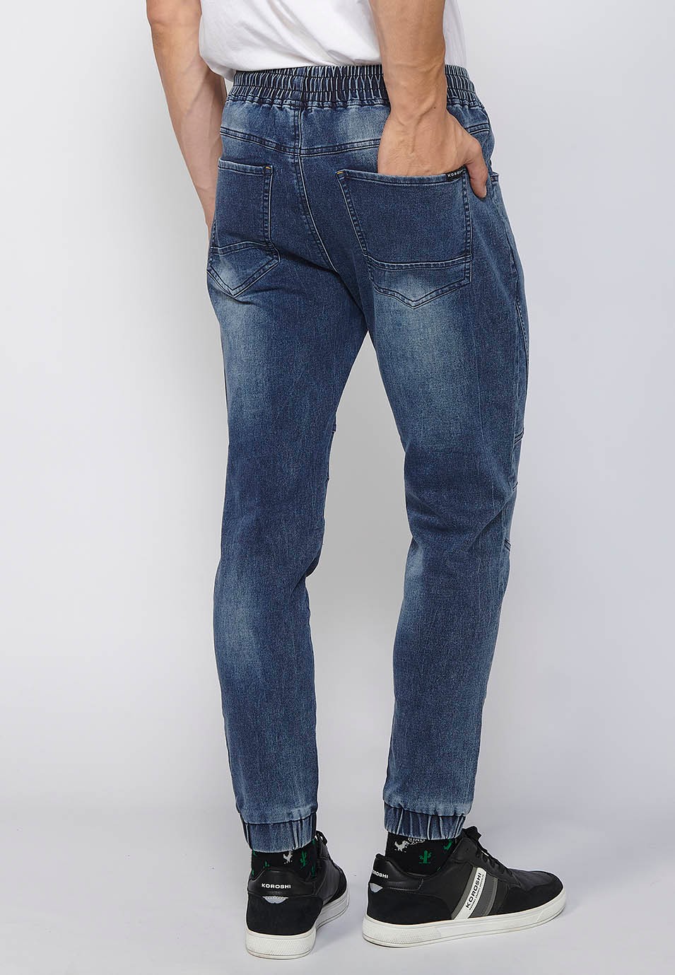 Pantalón largo jogger slim ajustado en tobillos con cintura ajustable con goma y cordón color Azul para Hombre 6