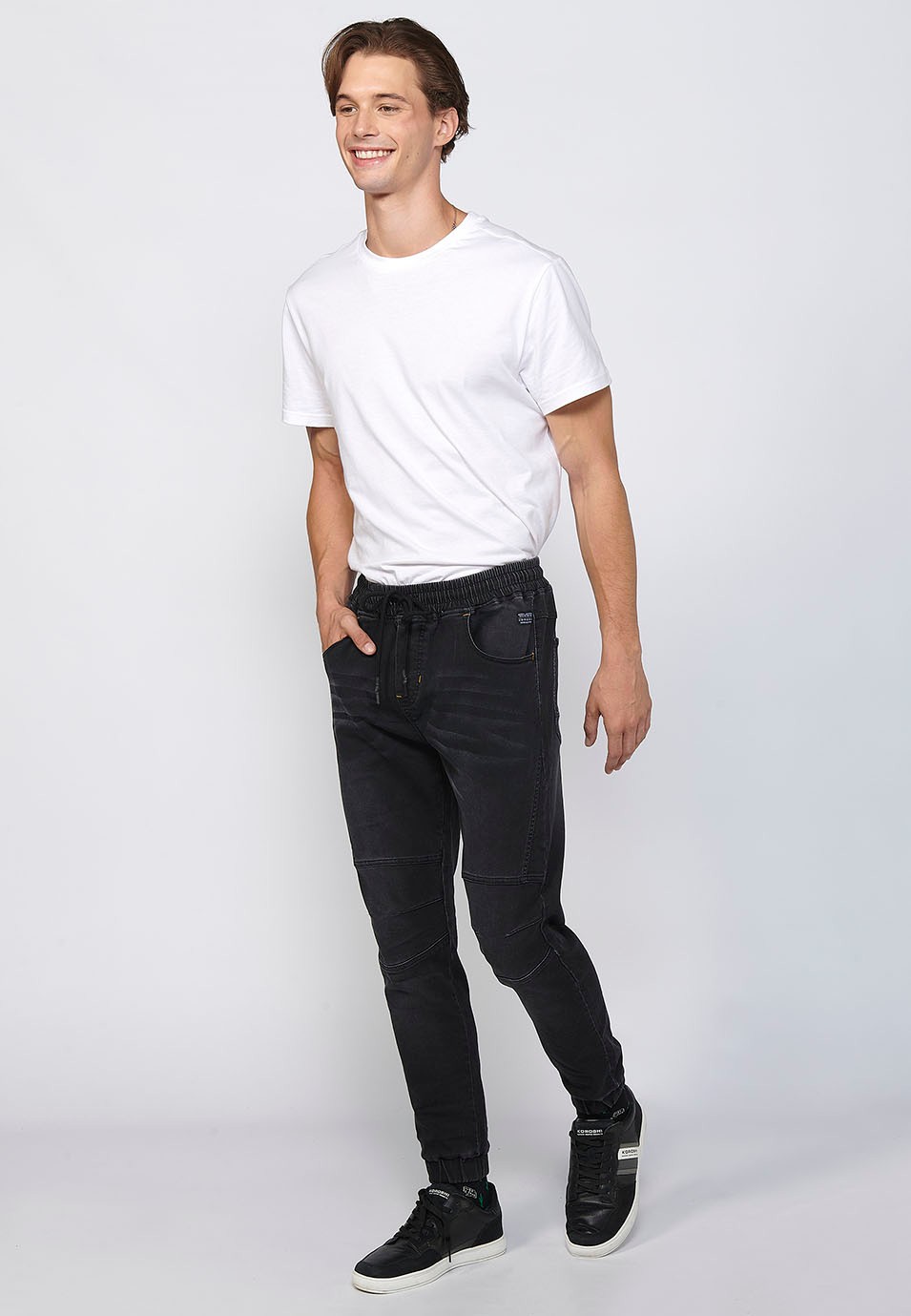 Pantalon de jogging long slim ajusté aux chevilles avec taille élastique réglable et cordon de serrage en Noir pour Homme