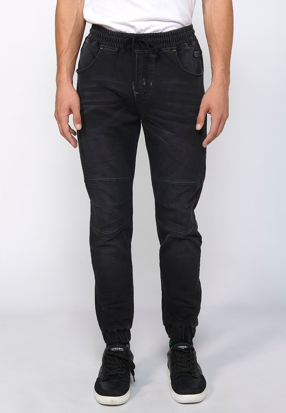 Pantalón largo jogger slim ajustado en tobillos con cintura ajustable con goma y cordón color Negro para Hombre 4