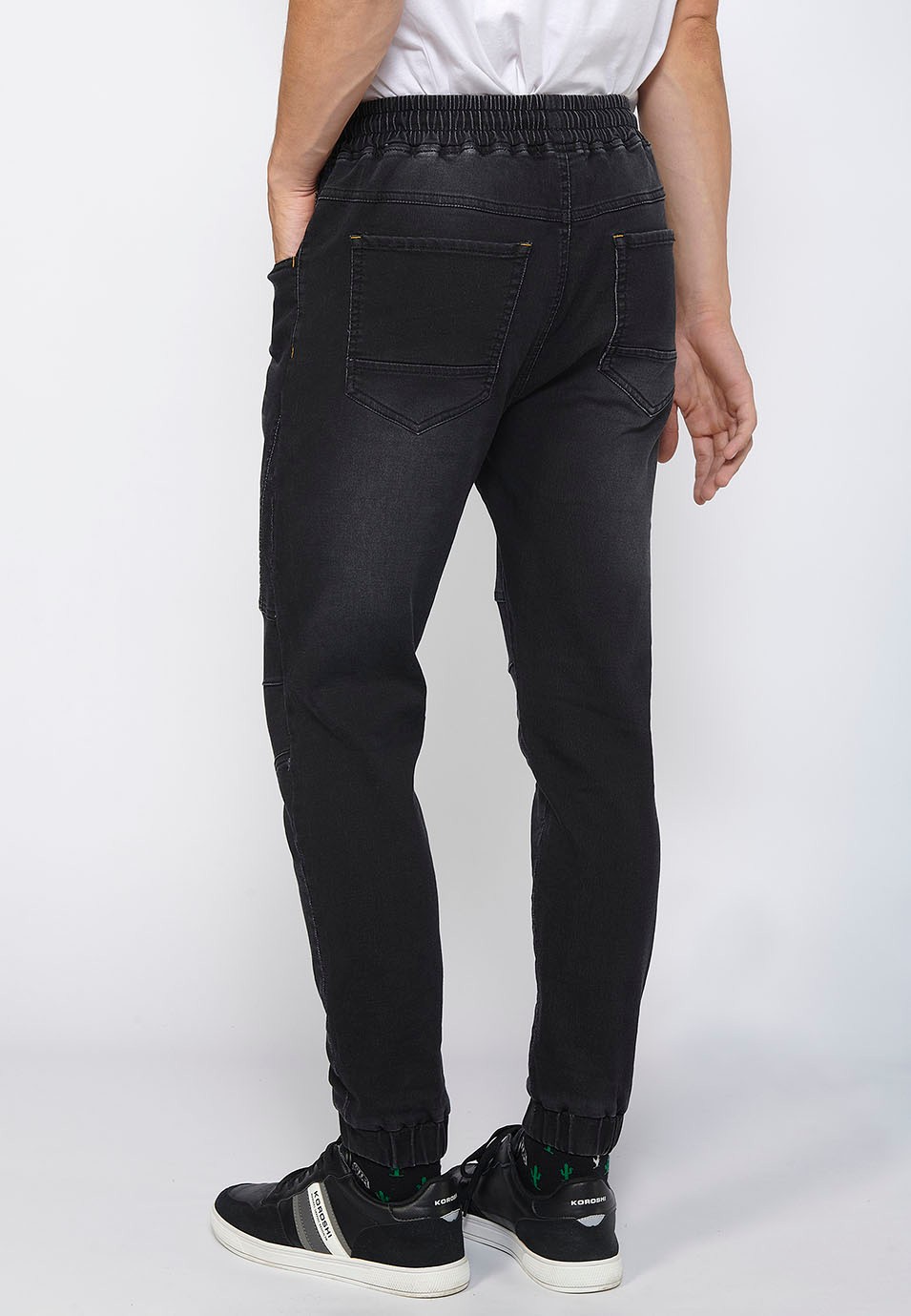 Pantalón largo jogger slim ajustado en tobillos con cintura ajustable con goma y cordón color Negro para Hombre 6