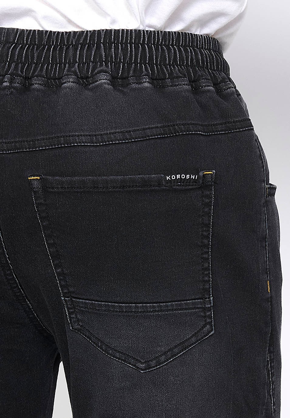 Pantalón largo jogger slim ajustado en tobillos con cintura ajustable con goma y cordón color Negro para Hombre 5