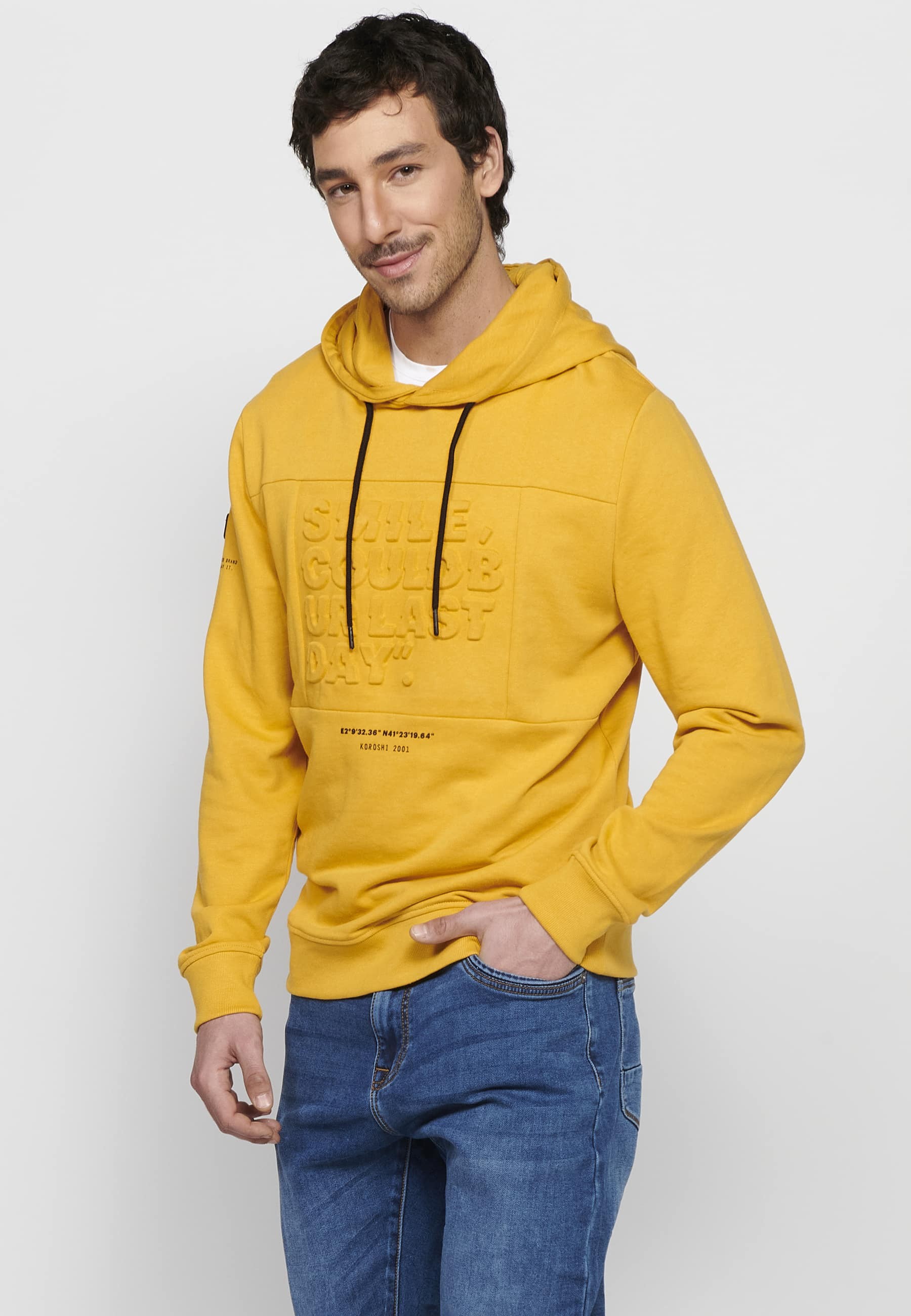 Langärmliges Sweatshirt mit gerippten Abschlüssen und Kapuzenkragen mit geprägten Buchstaben auf der Vorderseite in Gelb für Herren 3