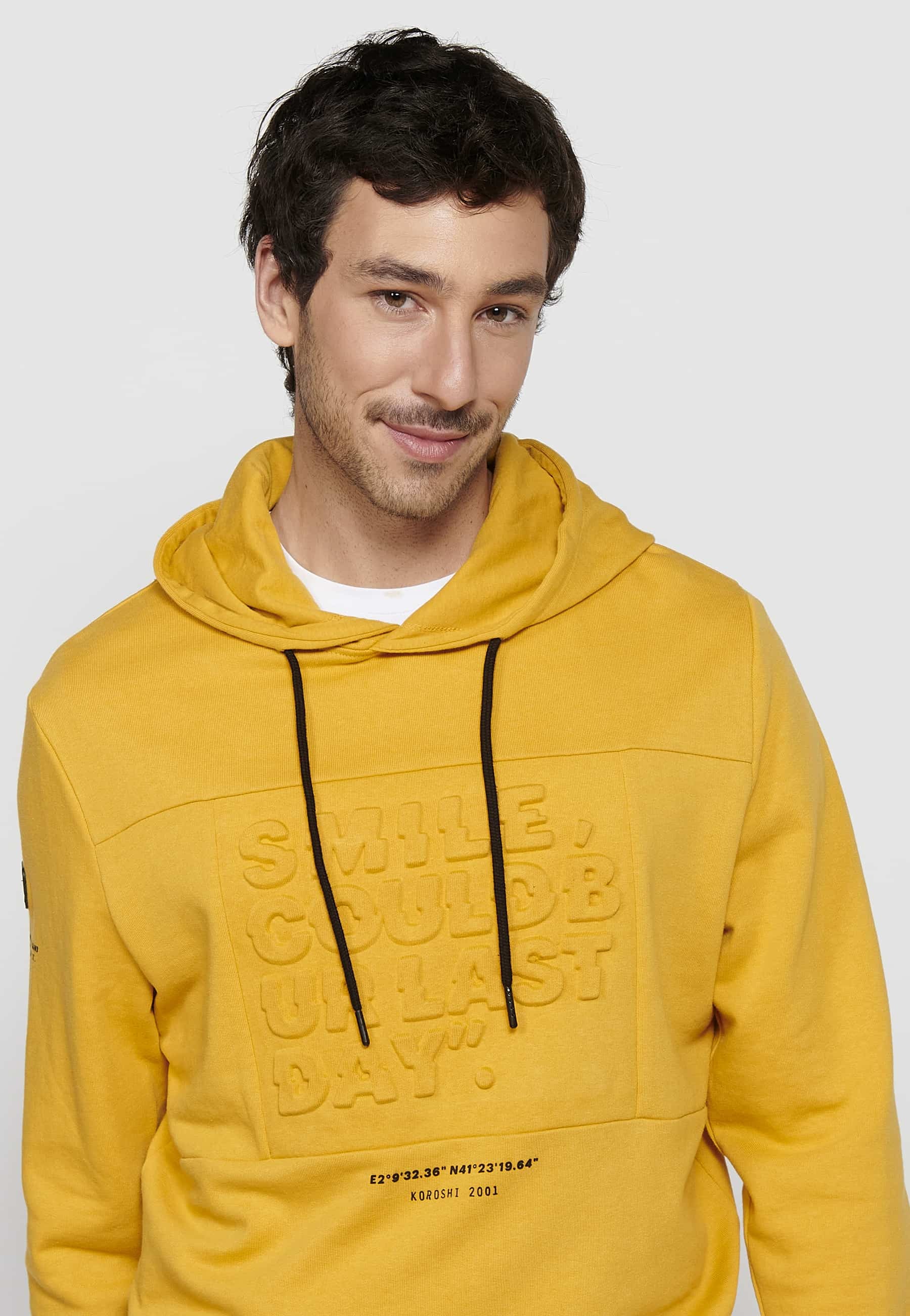 Langärmliges Sweatshirt mit gerippten Abschlüssen und Kapuzenkragen mit geprägten Buchstaben auf der Vorderseite in Gelb für Herren 1