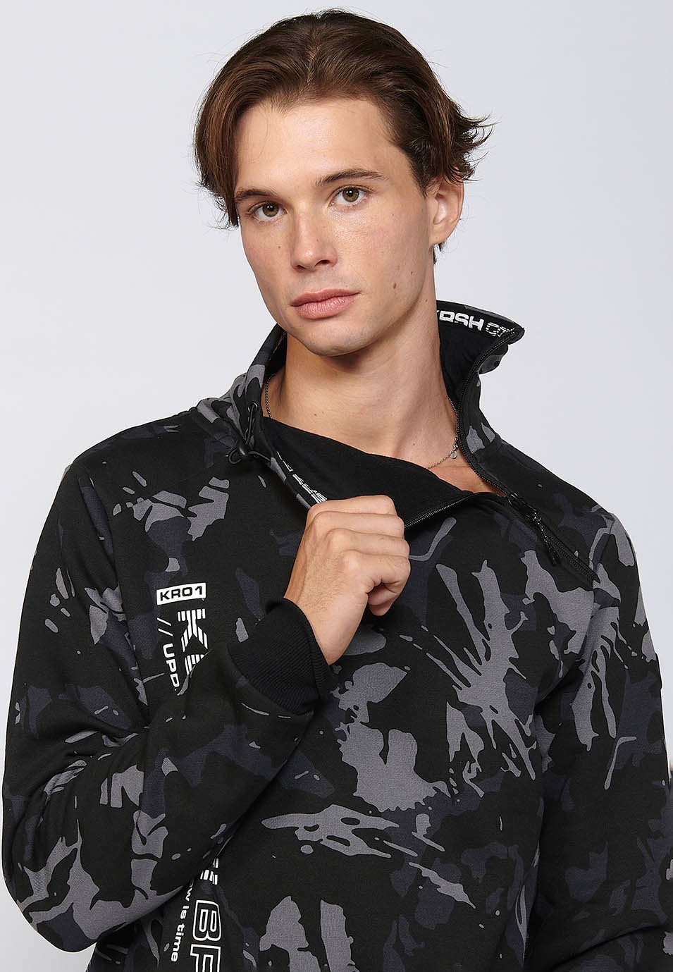 Langärmliges Sweatshirt mit Stehkragen, Reißverschluss und bedrucktem Detail vorne in Schwarz für Herren