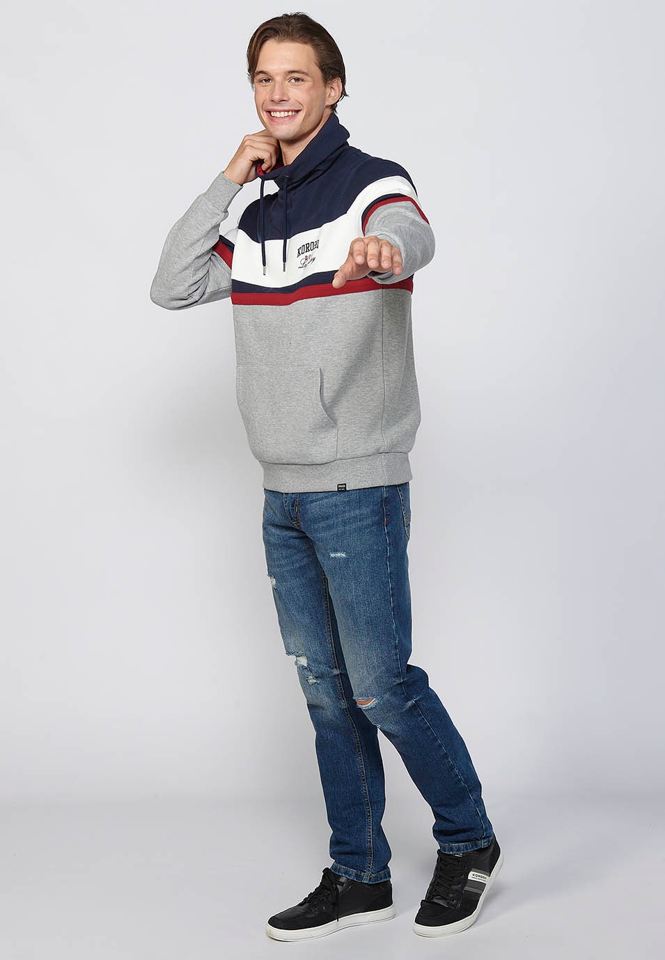 Long-sleeved sweatshirt with hooded collar and navy striped details for men
