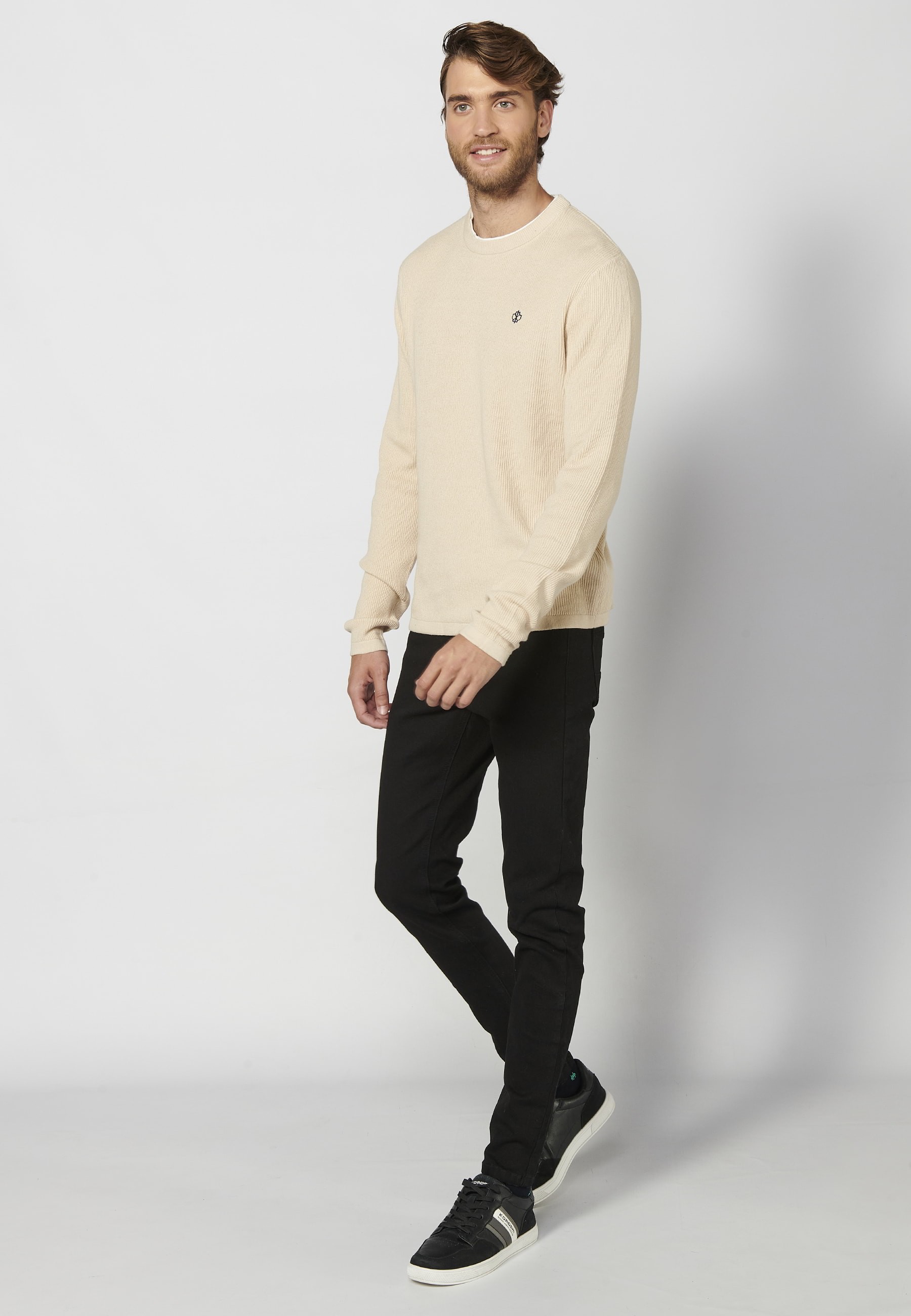 Pull en tricot de coton à manches longues avec détail brodé de couleur Crème pour Homme 1