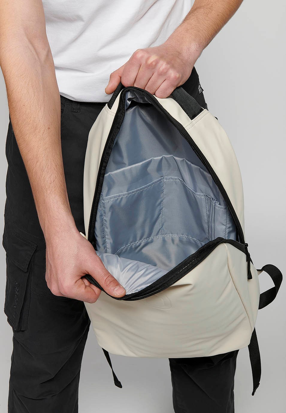 Koröshi Backpack with zipper closure and interior laptop pocket in Ecru color 6