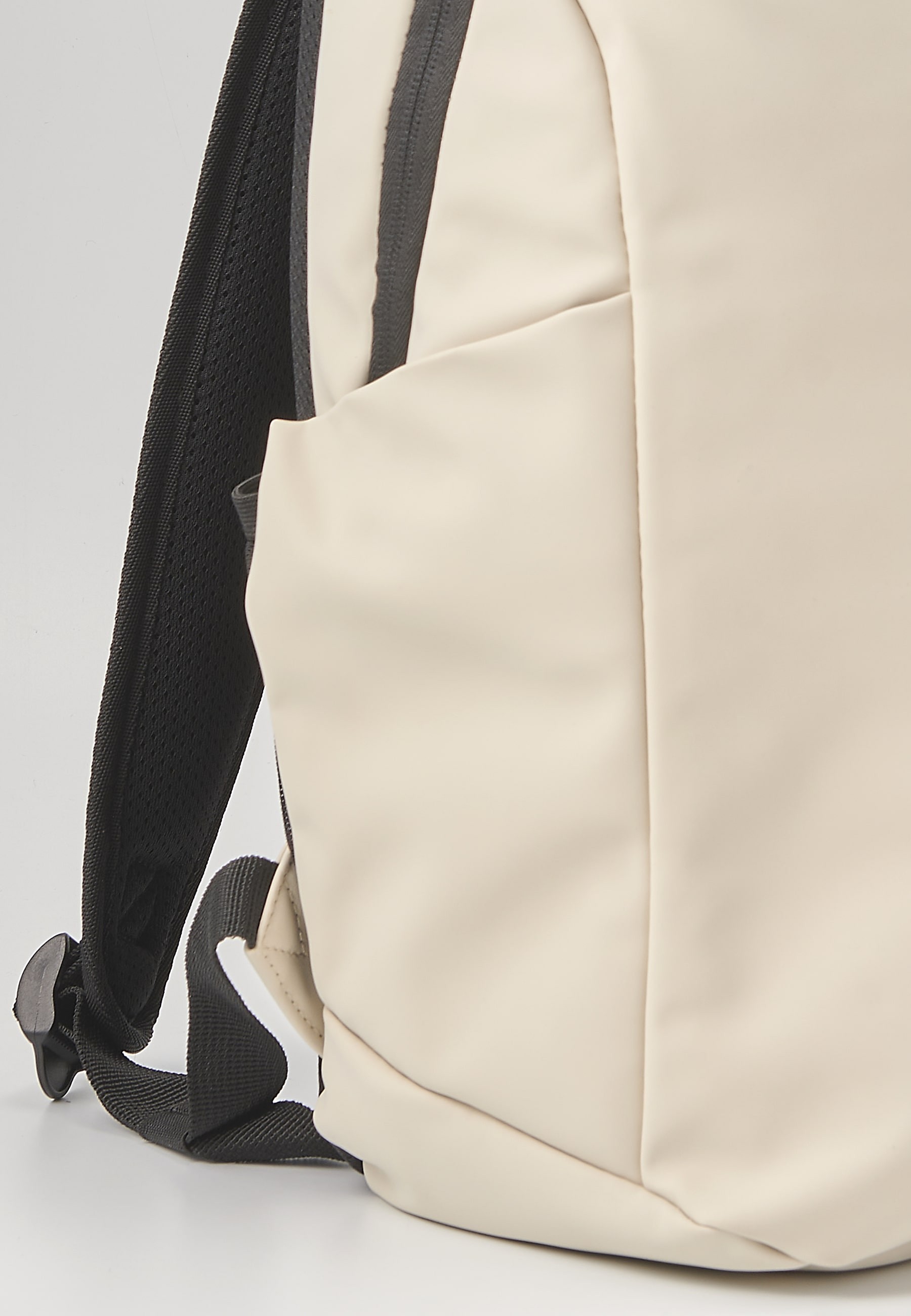 Koröshi Backpack with zipper closure and interior laptop pocket in Ecru color