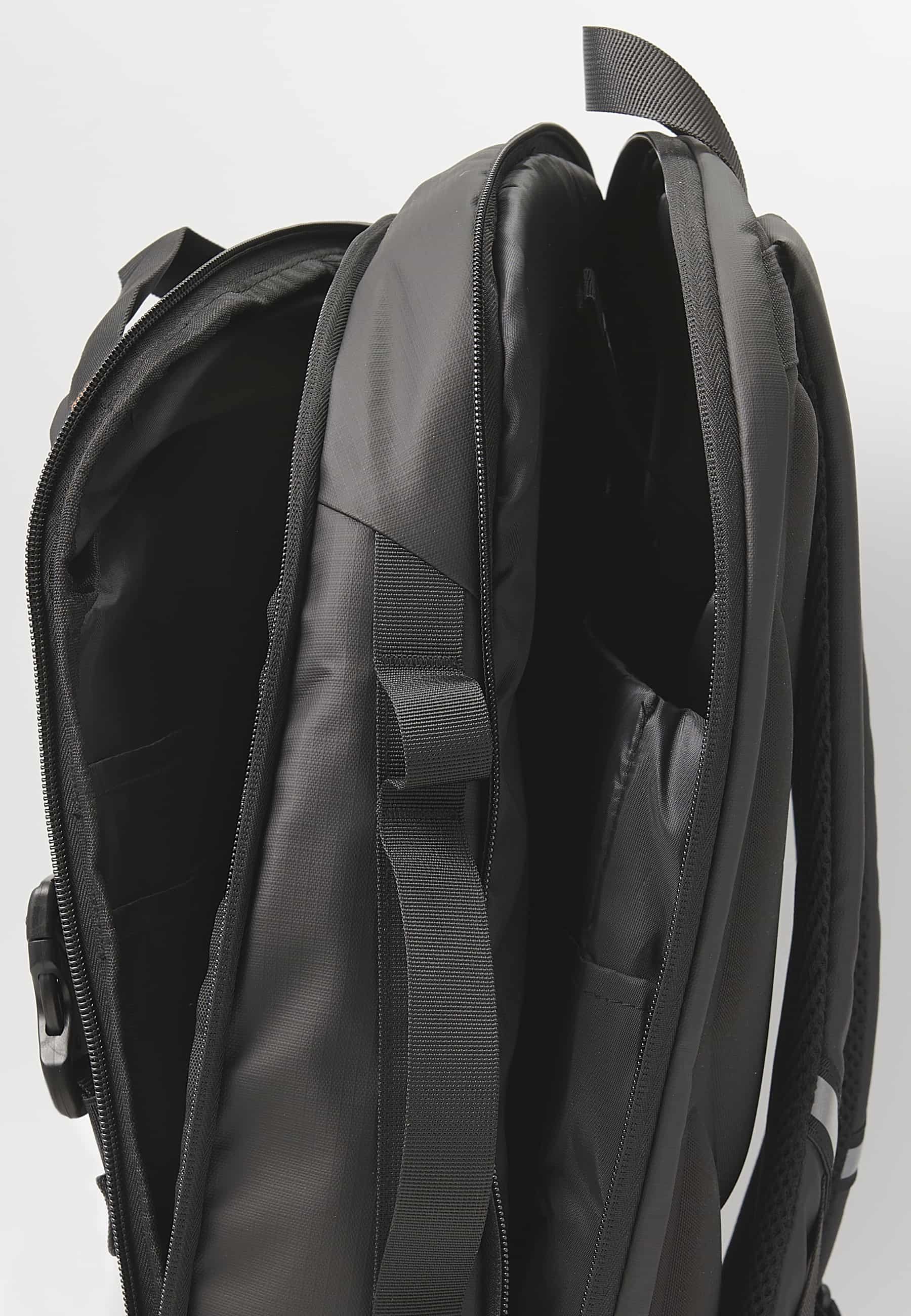 Koröshi-Rucksack mit zwei Reißverschlussfächern, eines für einen Laptop, und verstellbaren Trägern in Schwarz