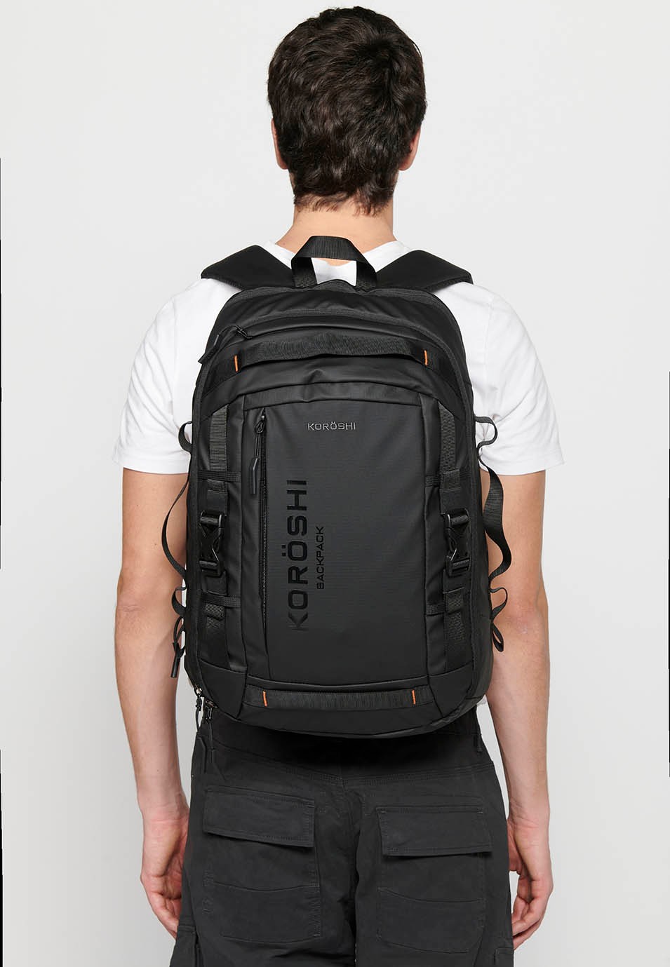 Mochila koröshi con dos compartimentos cerrados con cremallera, uno para portátil y correas ajustables color negro | Estilo y Comodidad