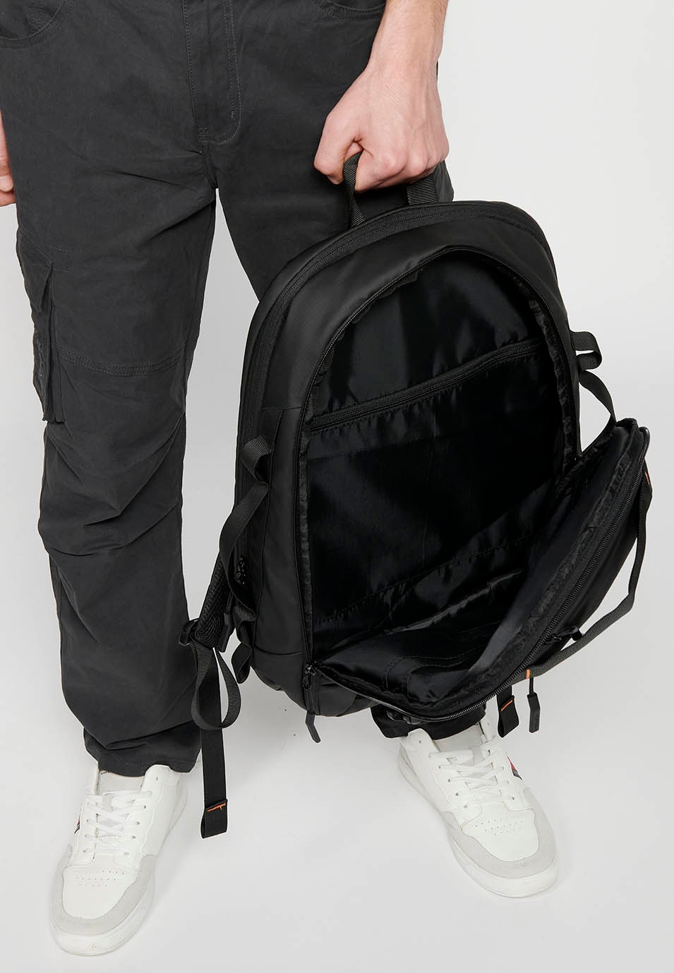 Koröshi-Rucksack mit zwei Reißverschlussfächern, eines für einen Laptop, und verstellbaren Trägern in Schwarz 7