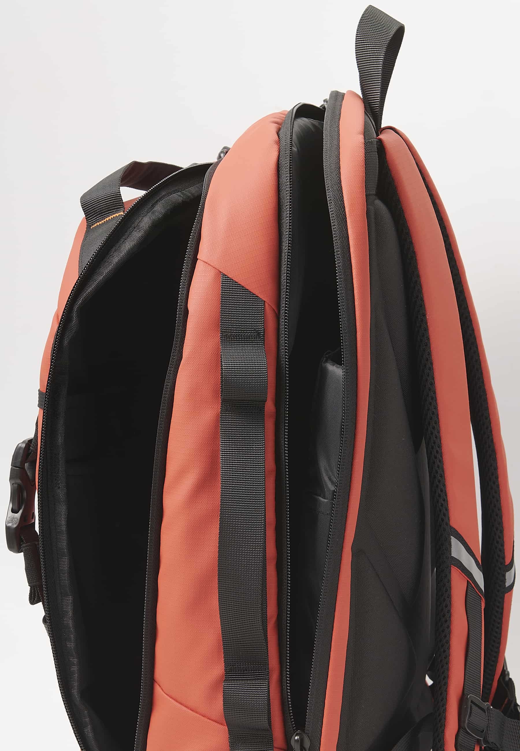 Koröshi-Rucksack mit zwei Reißverschlussfächern, eines für einen Laptop, und verstellbaren Trägern in Rot