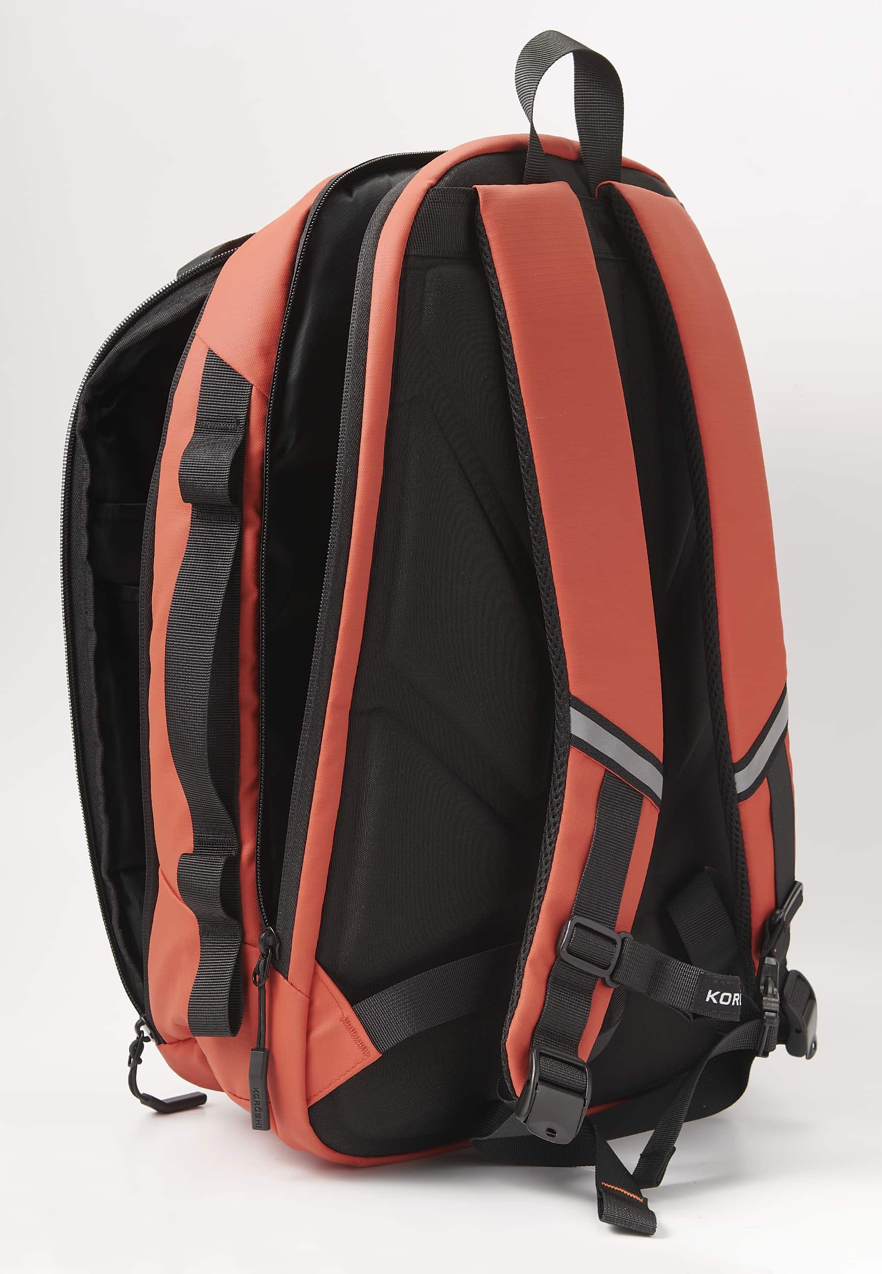 Koröshi-Rucksack mit zwei Reißverschlussfächern, eines für einen Laptop, und verstellbaren Trägern in Rot