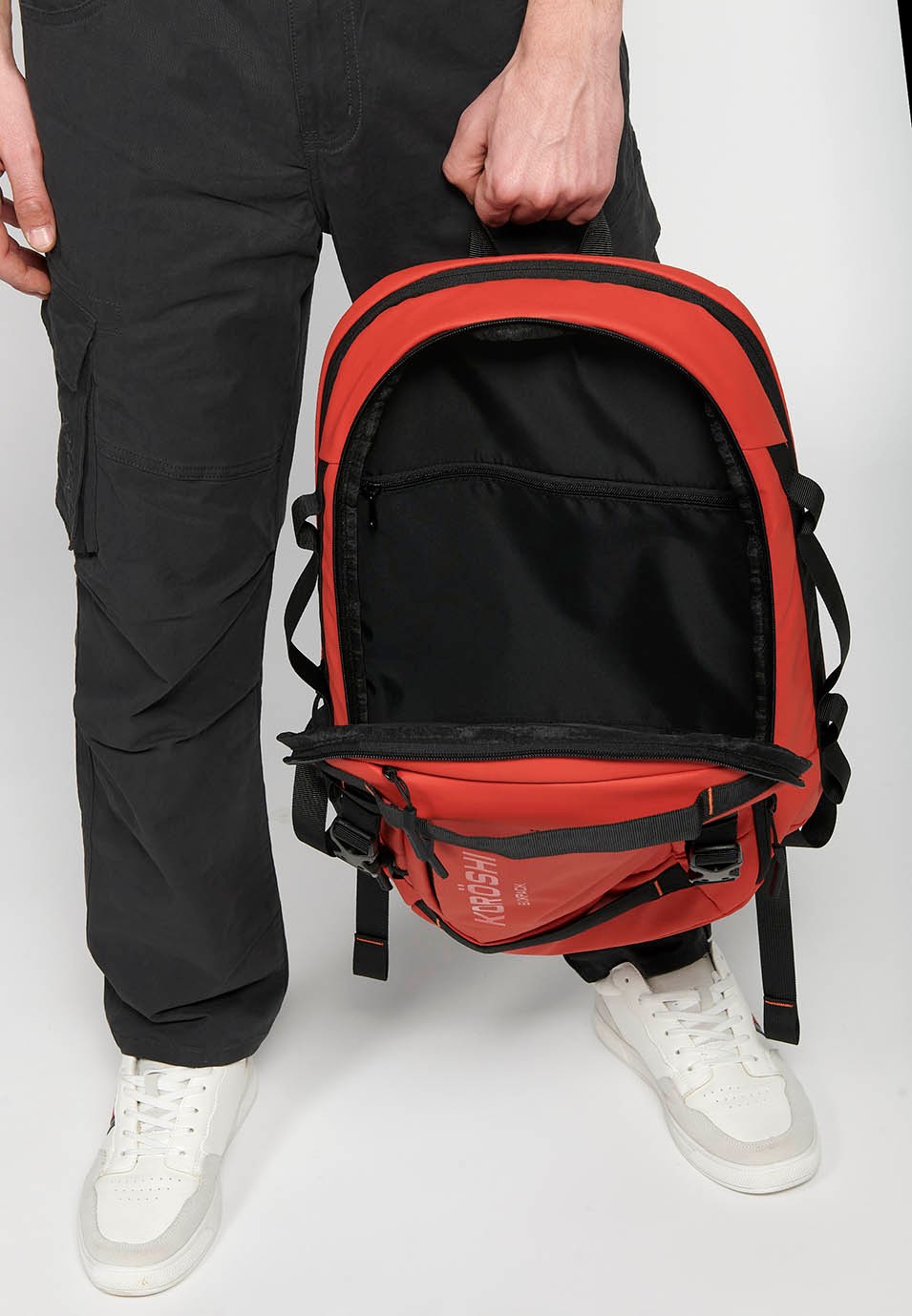Koröshi-Rucksack mit zwei Reißverschlussfächern, eines für einen Laptop, und verstellbaren Trägern in Rot 6