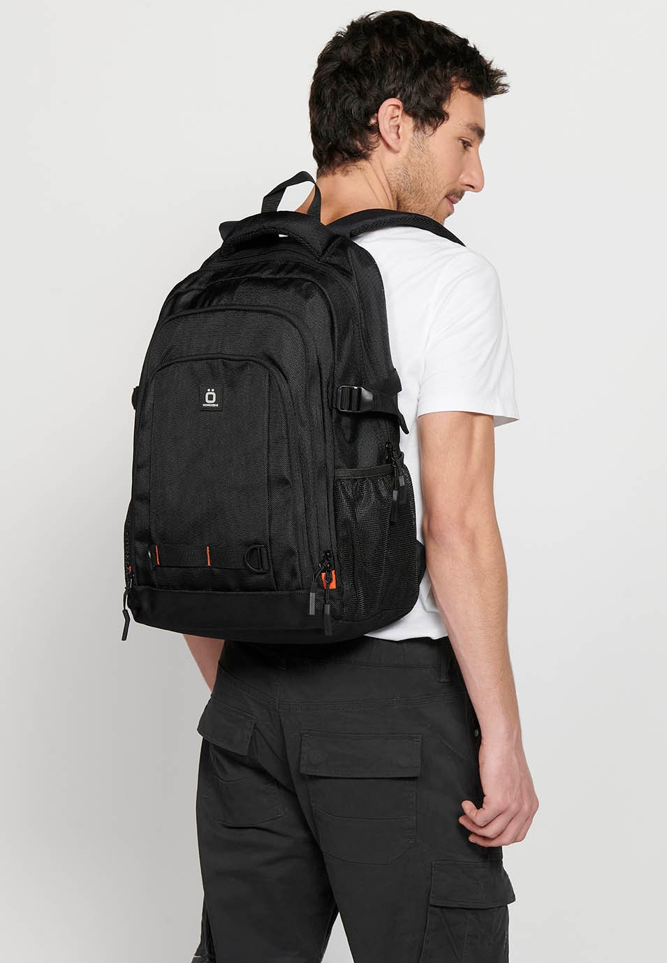 Koröshi-Rucksack mit drei Reißverschlussfächern, eines für einen Laptop, und schwarzen Innentaschen 8