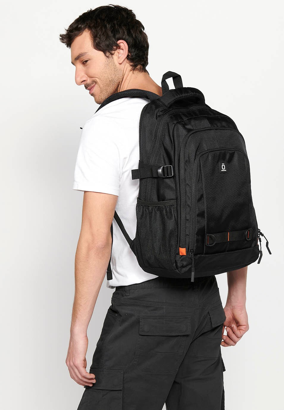 Koröshi-Rucksack mit drei Reißverschlussfächern, eines für einen Laptop, und schwarzen Innentaschen 6