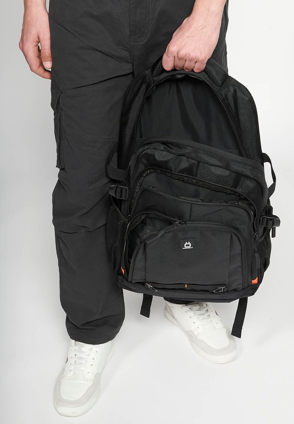 Koröshi-Rucksack mit drei Reißverschlussfächern, eines für einen Laptop, und schwarzen Innentaschen 9