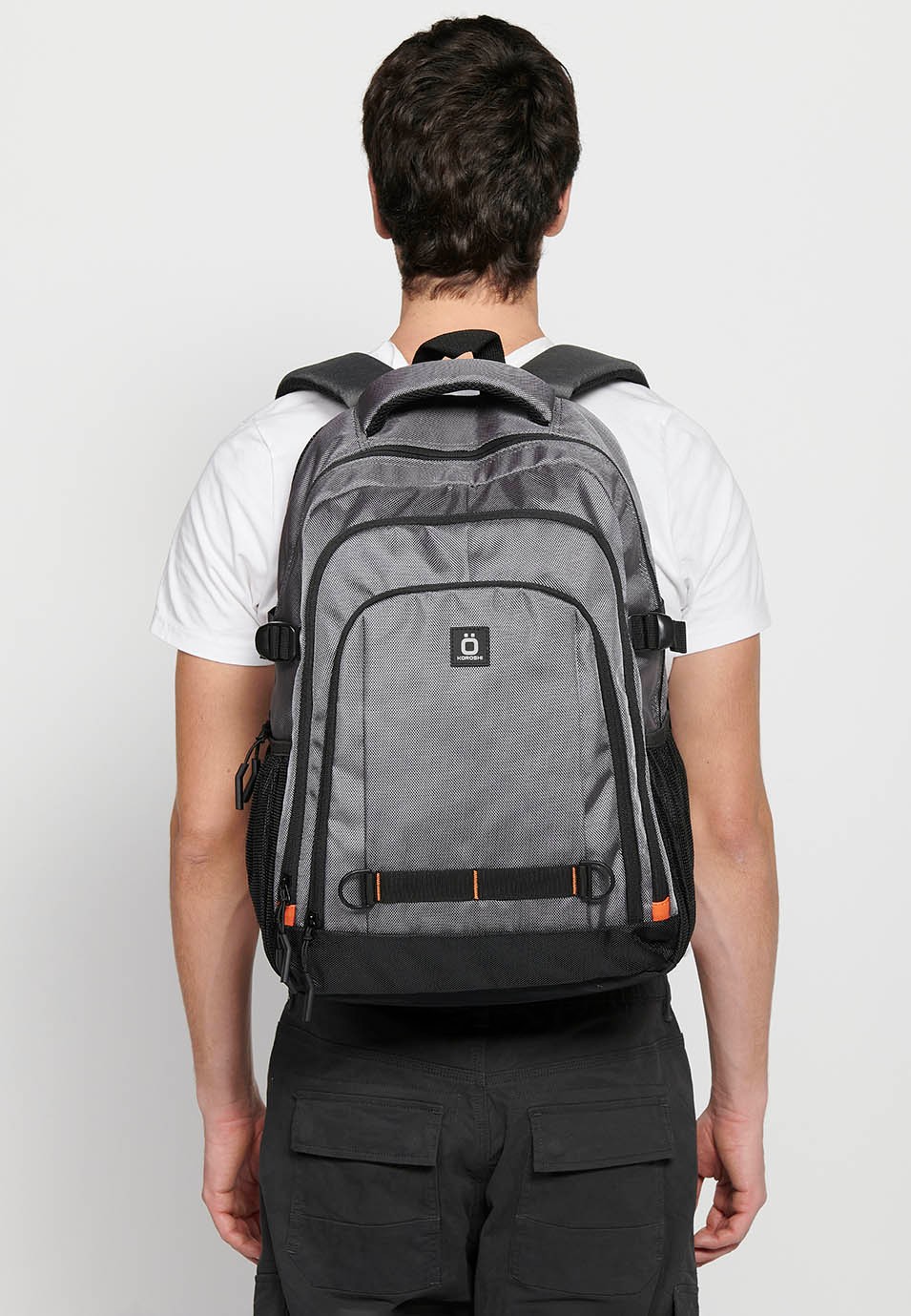 Mochila koröshi con tres compartimentos cerrados con cremallera, uno para portátil, con bolsillos interiores color gris | Estilo y Comodidad