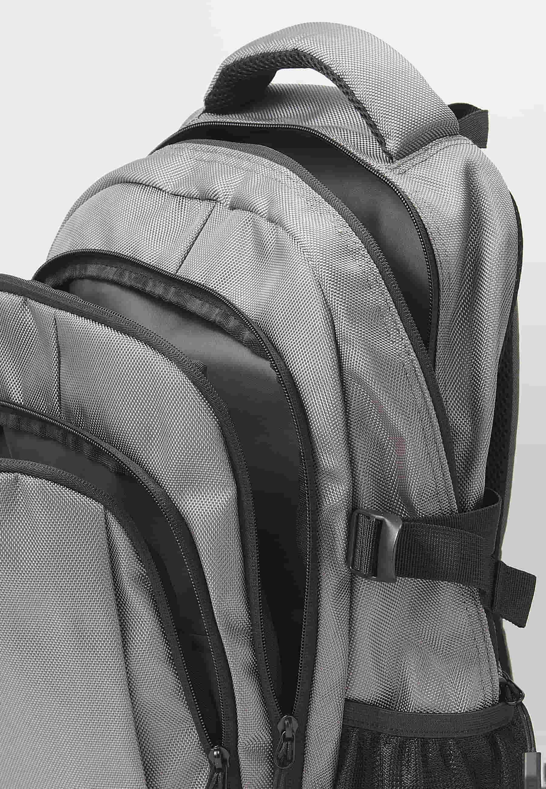Mochila koröshi con tres compartimentos cerrados con cremallera, uno para portátil, con bolsillos interiores color gris | Estilo y Comodidad