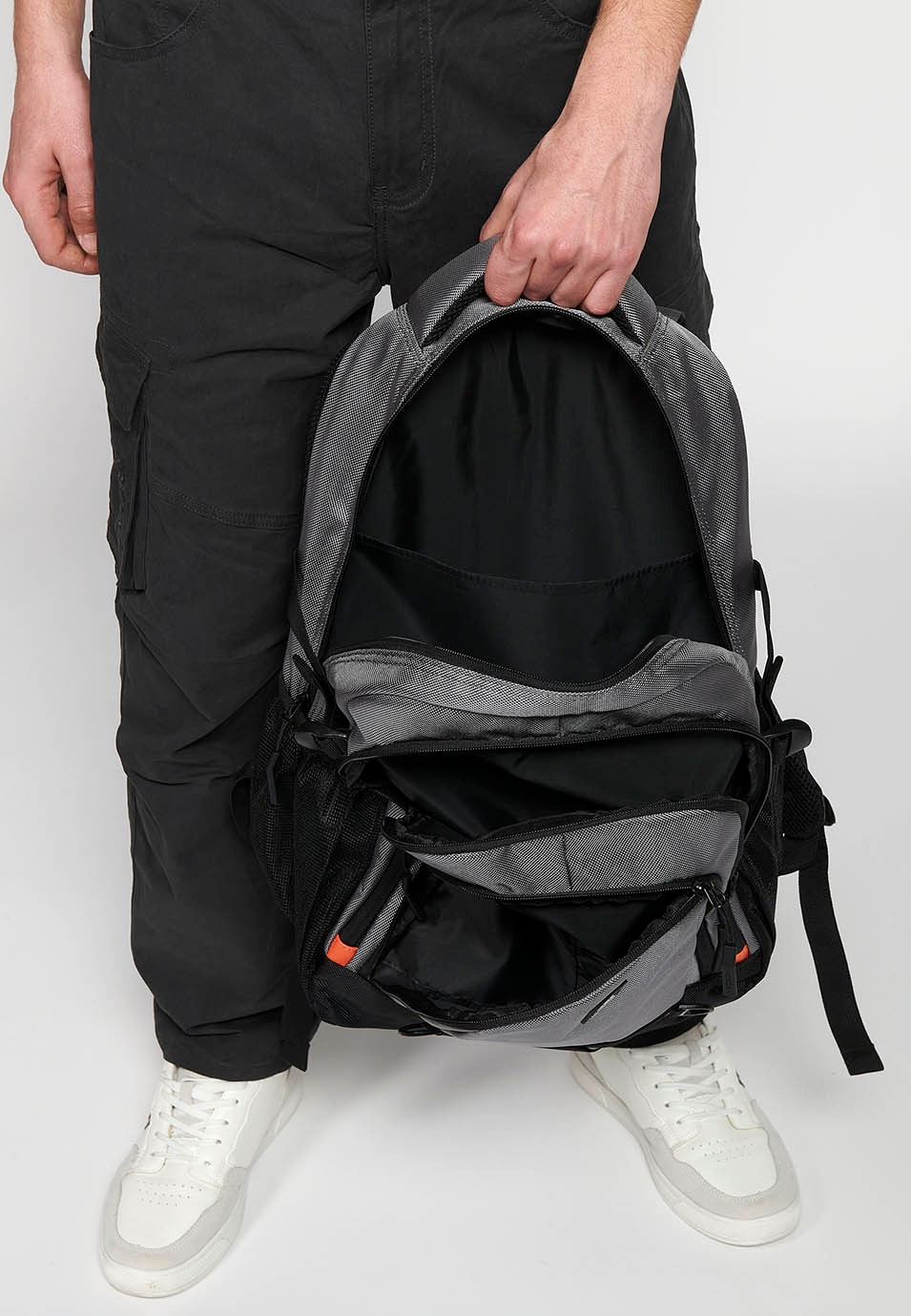 Mochila koröshi con tres compartimentos cerrados con cremallera, uno para portátil, con bolsillos interiores color gris | Estilo y Comodidad